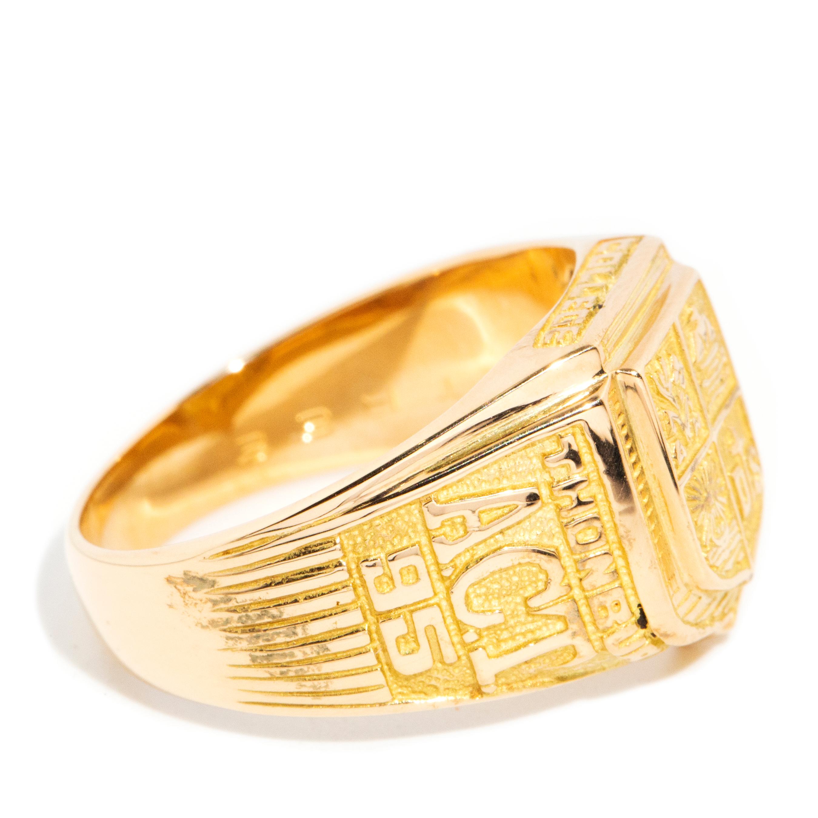 Modern Vintage Class of 1995 Shield Coat of Arms Graduation Ring 18 Carat Yellow Gold For Sale