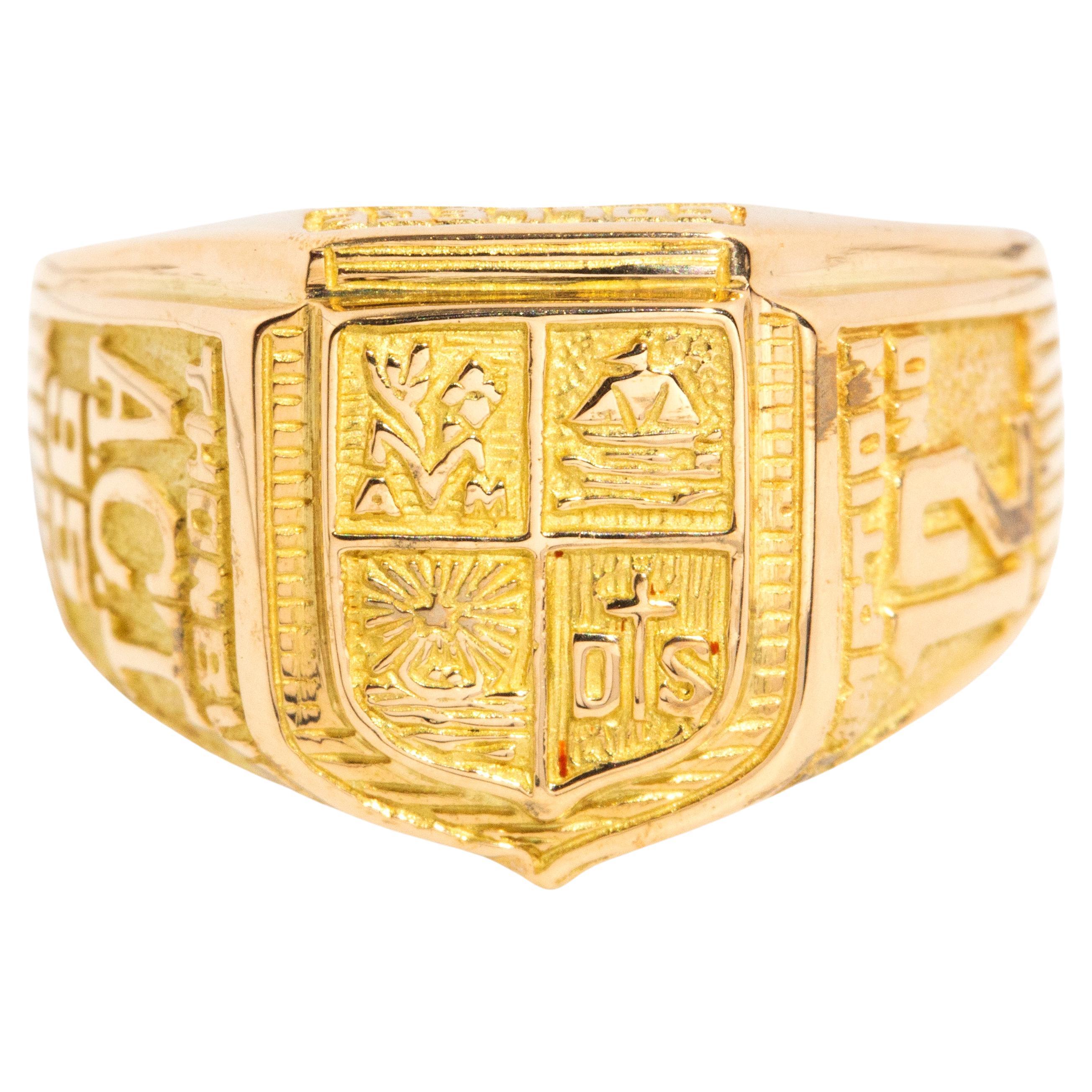 Vintage Class of 1995 Shield Coat of Arms Graduation Ring 18 Carat Yellow Gold For Sale