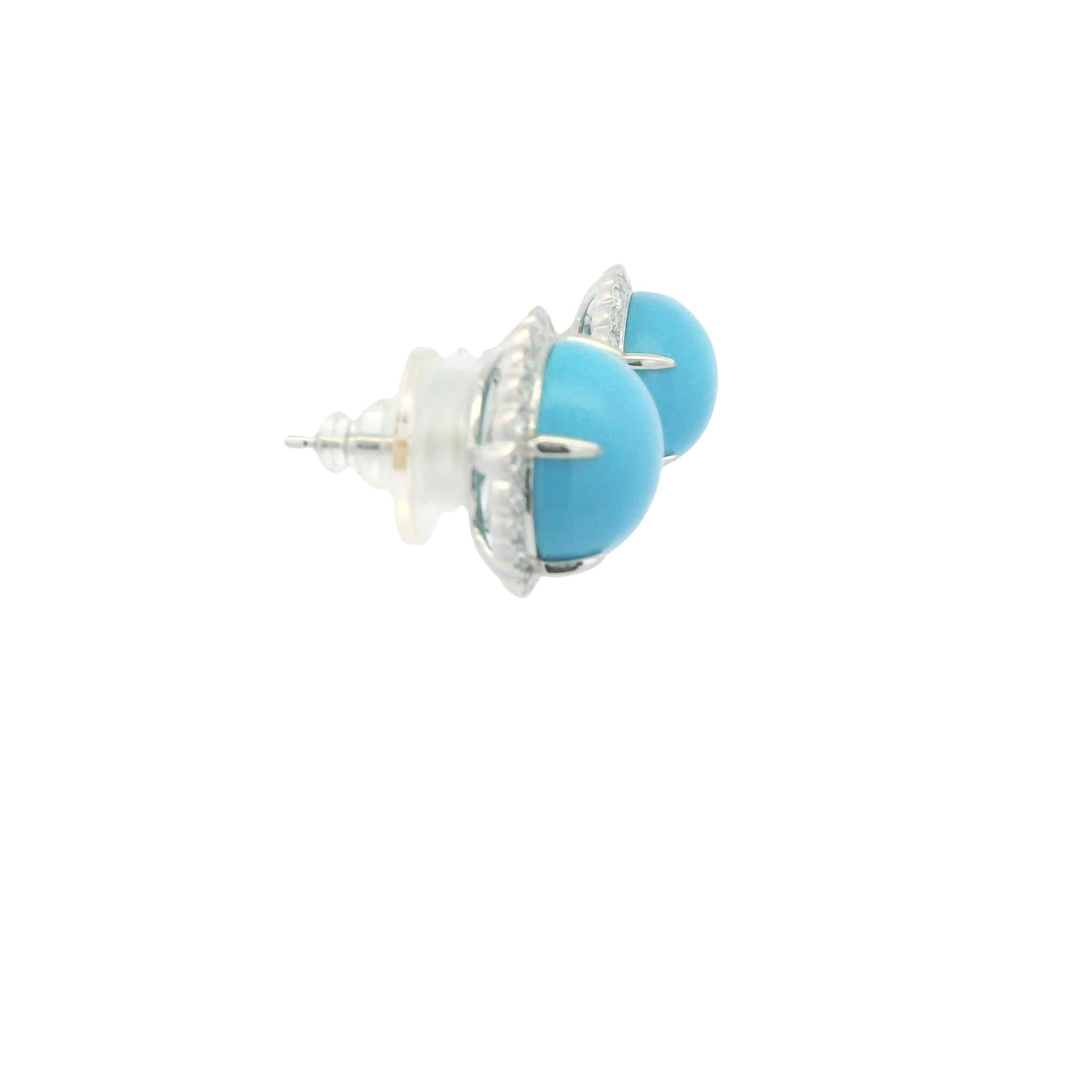 Elaborados en oro blanco macizo de 14 quilates, estos pendientes encarnan la armonía perfecta de la sencillez atemporal y el color atrevido.  En el corazón de cada tachuela hay un llamativo cabujón de turquesa natural de 12 mm, que irradia un