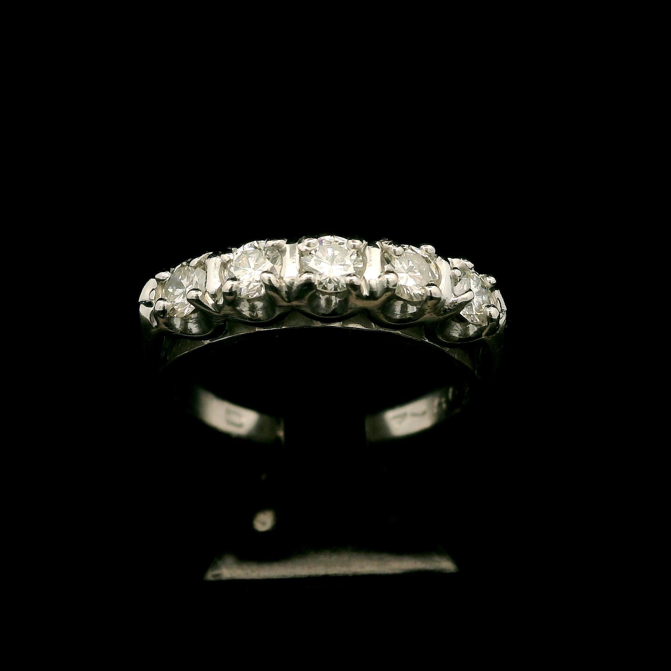 Vintage Classic 14k White Gold 0.45ctw Diamond Wedding Band Ring In Excellent Condition In Montclair, NJ