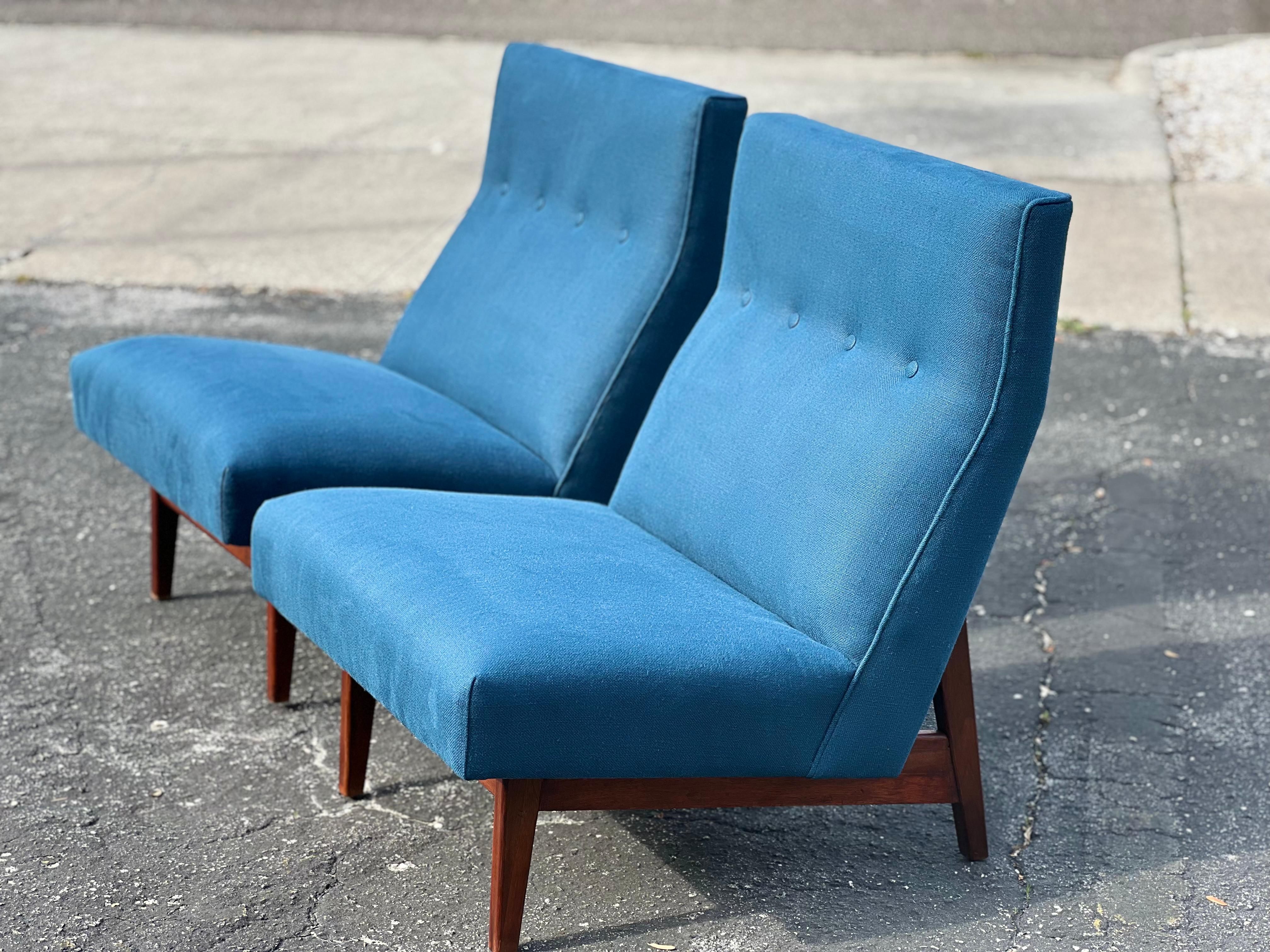 Une paire de chaises classiques sans accoudoirs de Jens Risom - original, production vintage des années 1950. Les cadres en noyer ont une belle patine. Le meuble a été récemment retapissé en lin Brunschwig & Fils, tissé en Belgique. La couleur est