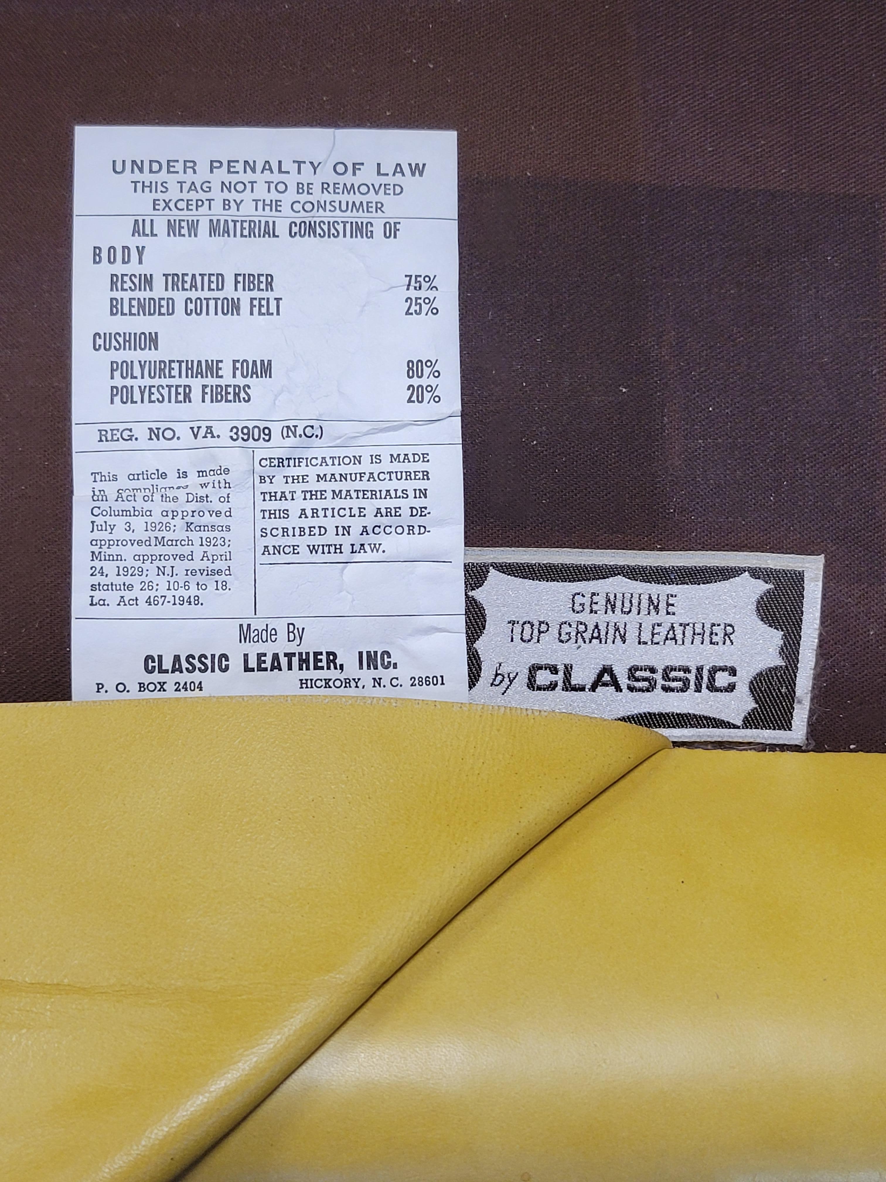 Paire de fauteuils Chesterfield en cuir jaune de grain supérieur, de marque Classic, d'époque en vente 6