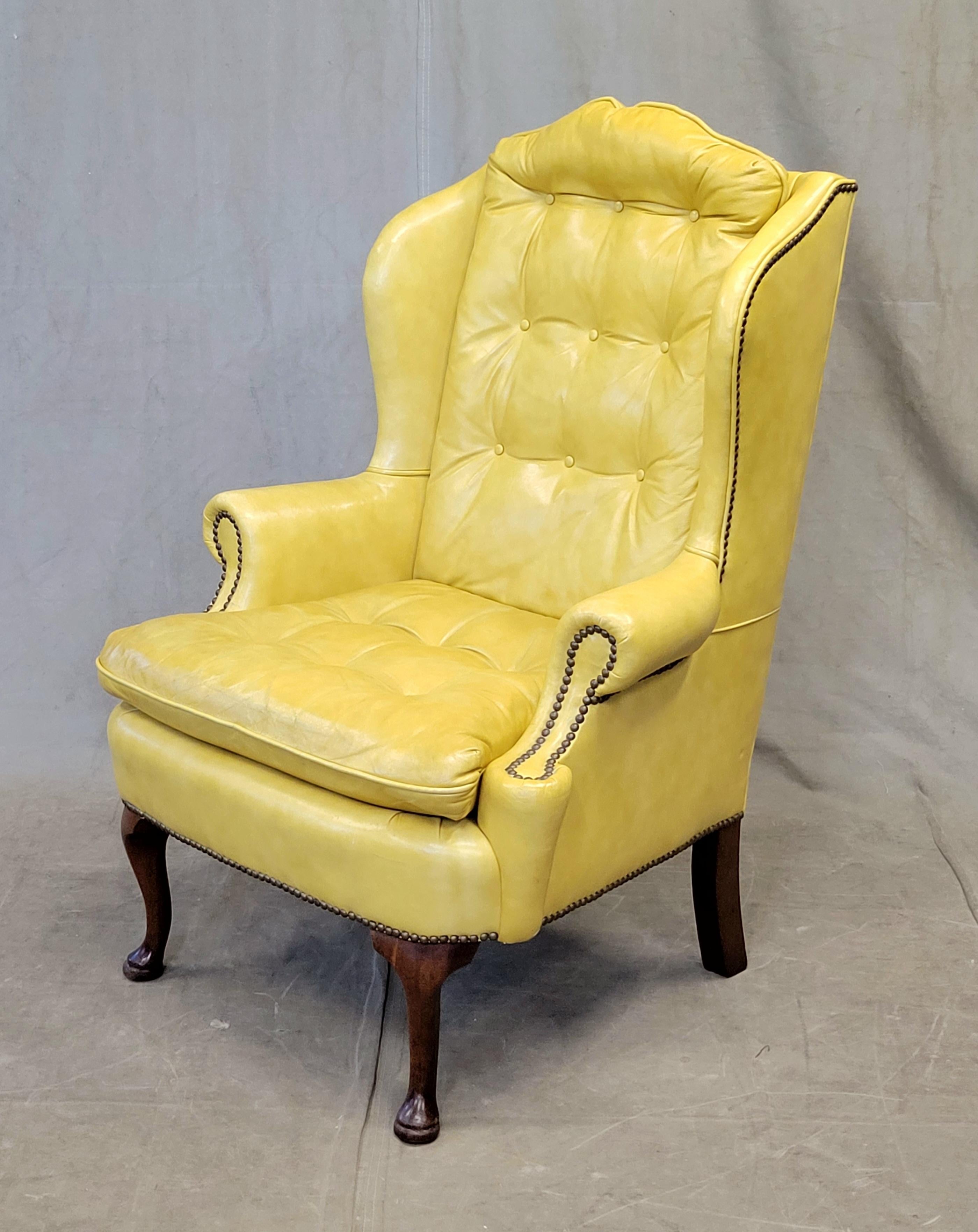 Américain Paire de fauteuils Chesterfield en cuir jaune de grain supérieur, de marque Classic, d'époque en vente