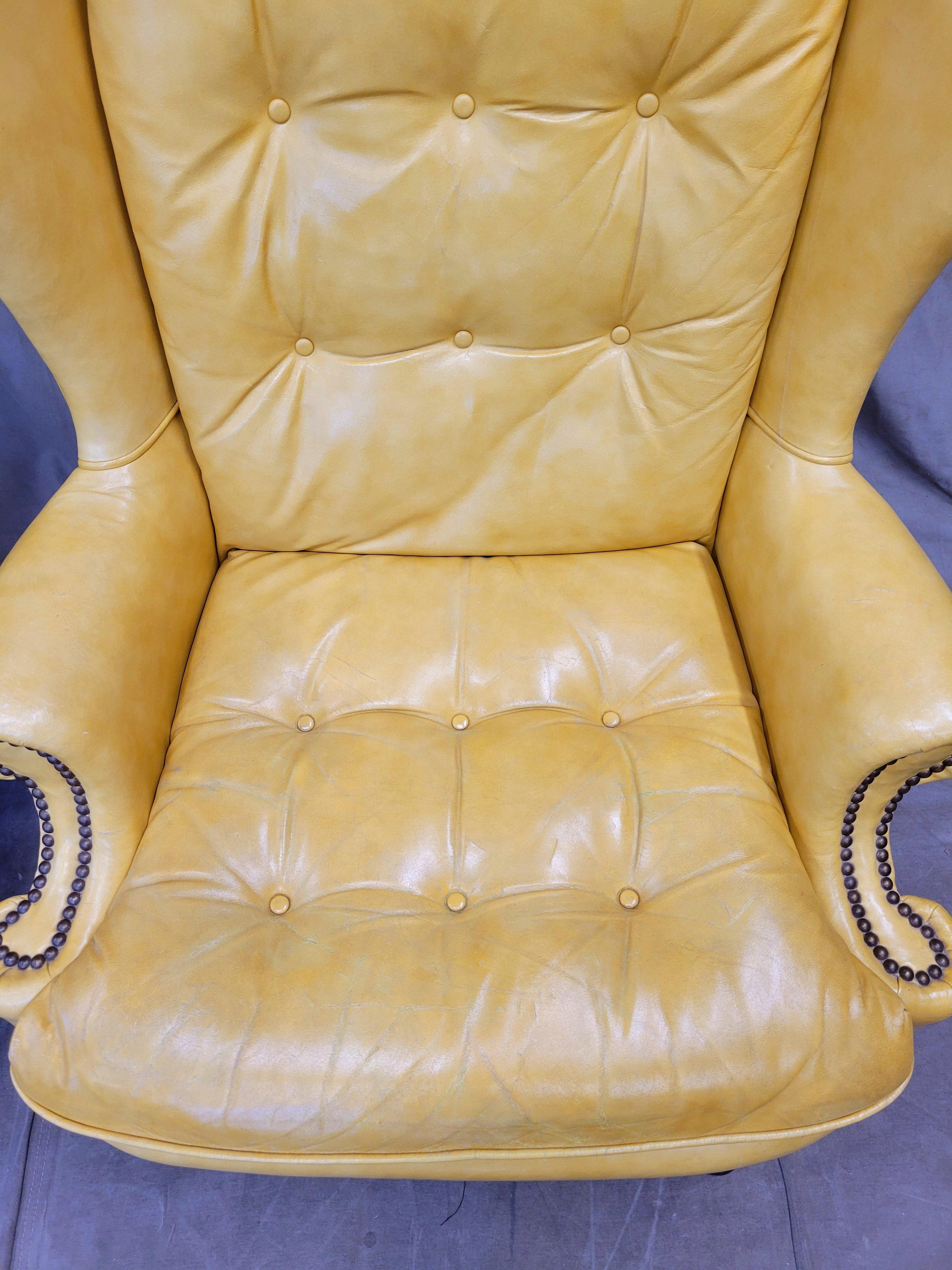 Cuir Paire de fauteuils Chesterfield en cuir jaune de grain supérieur, de marque Classic, d'époque en vente