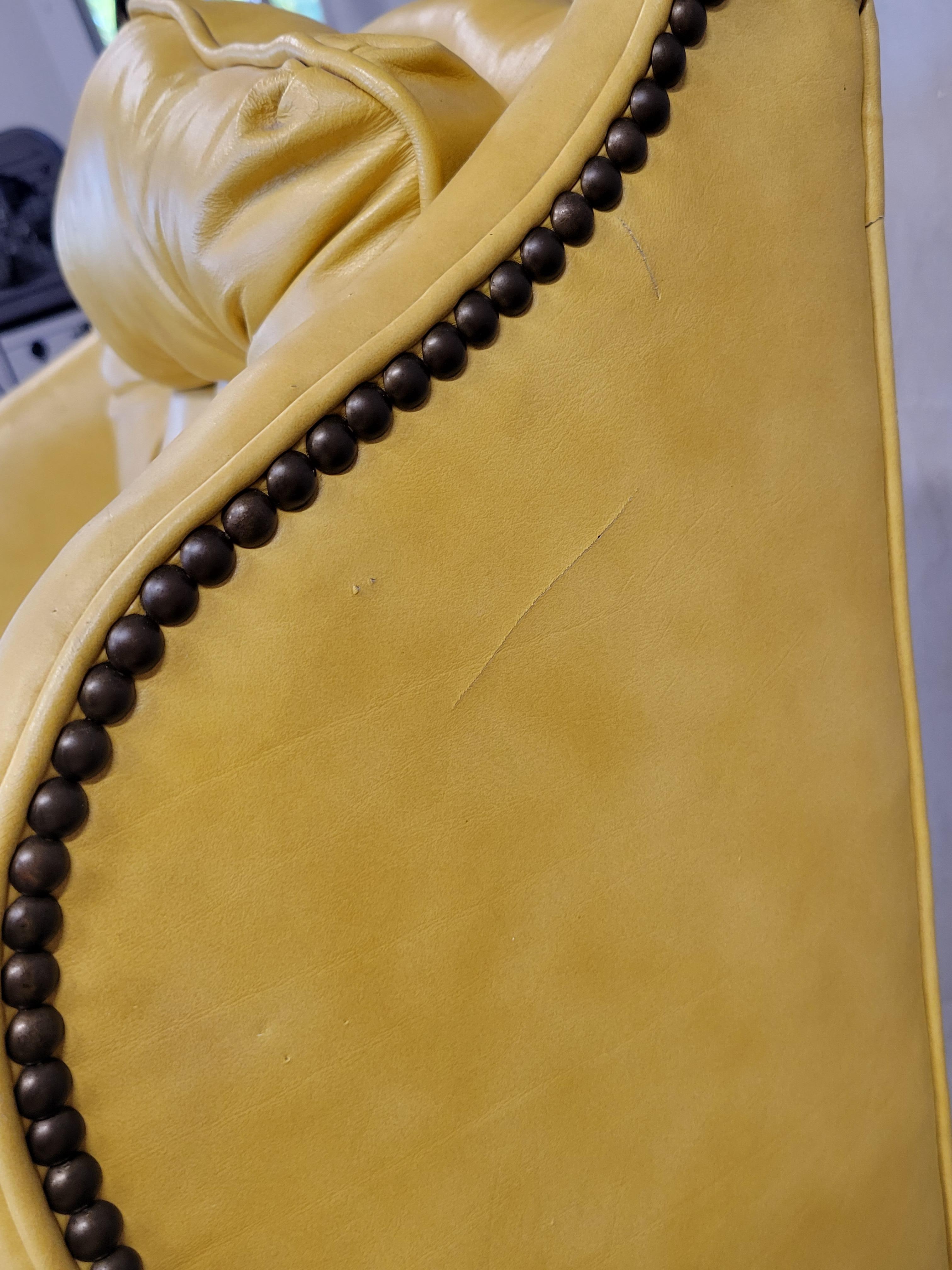 Paire de fauteuils Chesterfield en cuir jaune de grain supérieur, de marque Classic, d'époque en vente 2