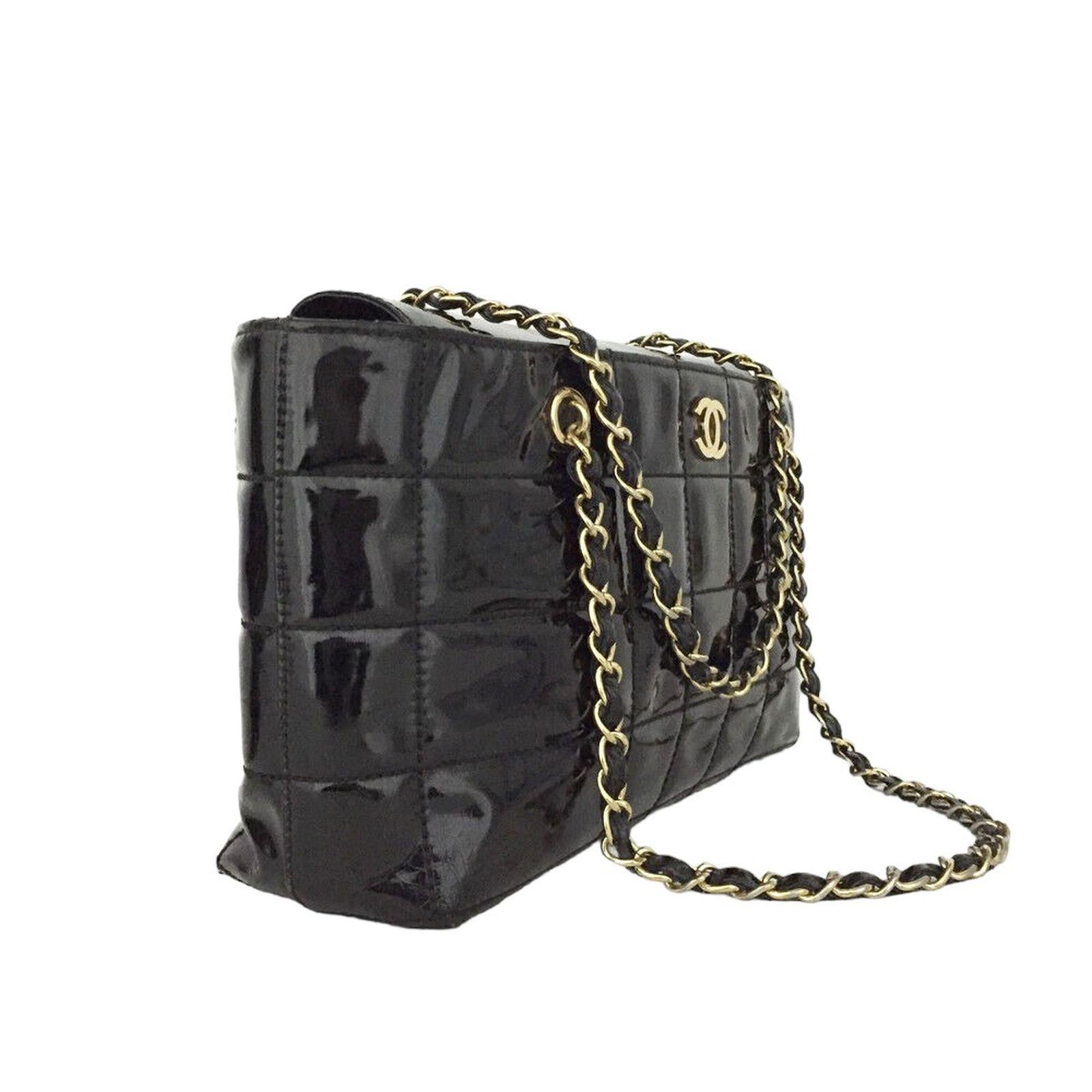 Vintage Classic Chanel Black Enamel Shoulder Bag In Excellent Condition For Sale In Pasadena, CA