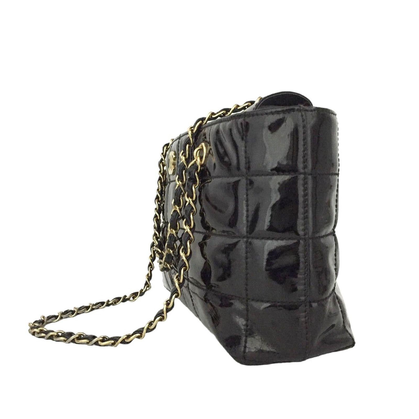Women's Vintage Classic Chanel Black Enamel Shoulder Bag For Sale