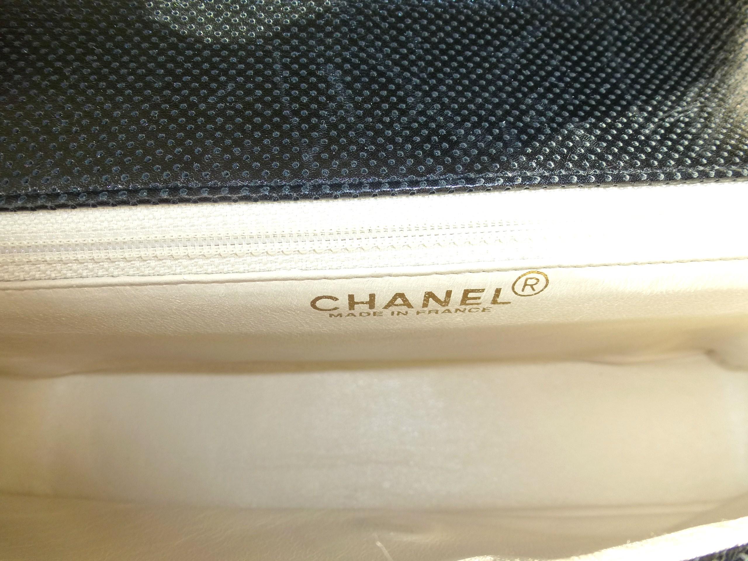 Vintage classic CHANEL shoulder bag calf skin black/white 1990/95  For Sale 6