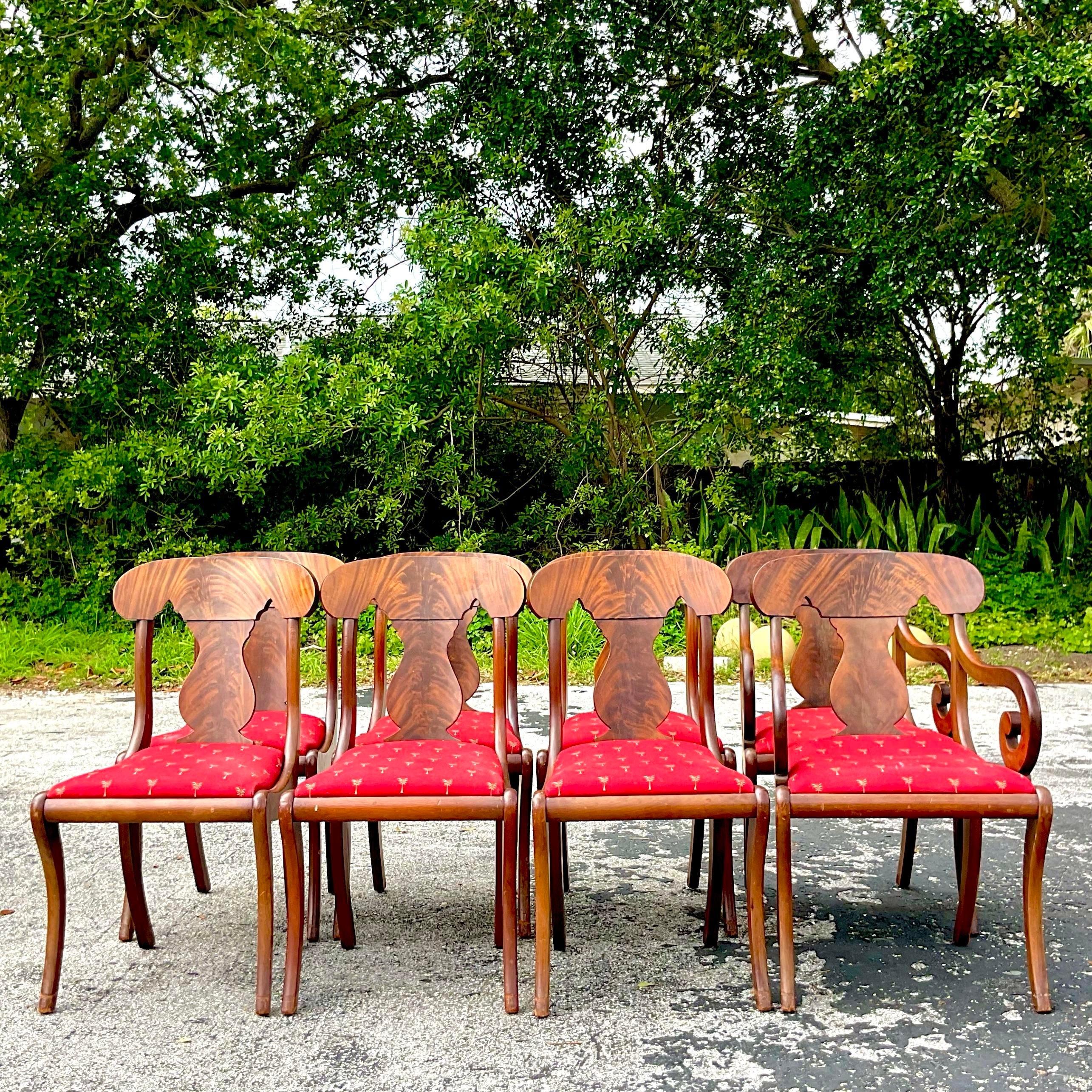 Fabriqué avec la chaleur de l'acajou flammé, cet ensemble de huit chaises de salle à manger incarne le style américain classique. Leur design AGE évoque une aura de grandeur, parfaite pour créer un espace de repas accueillant et élégant qui traverse