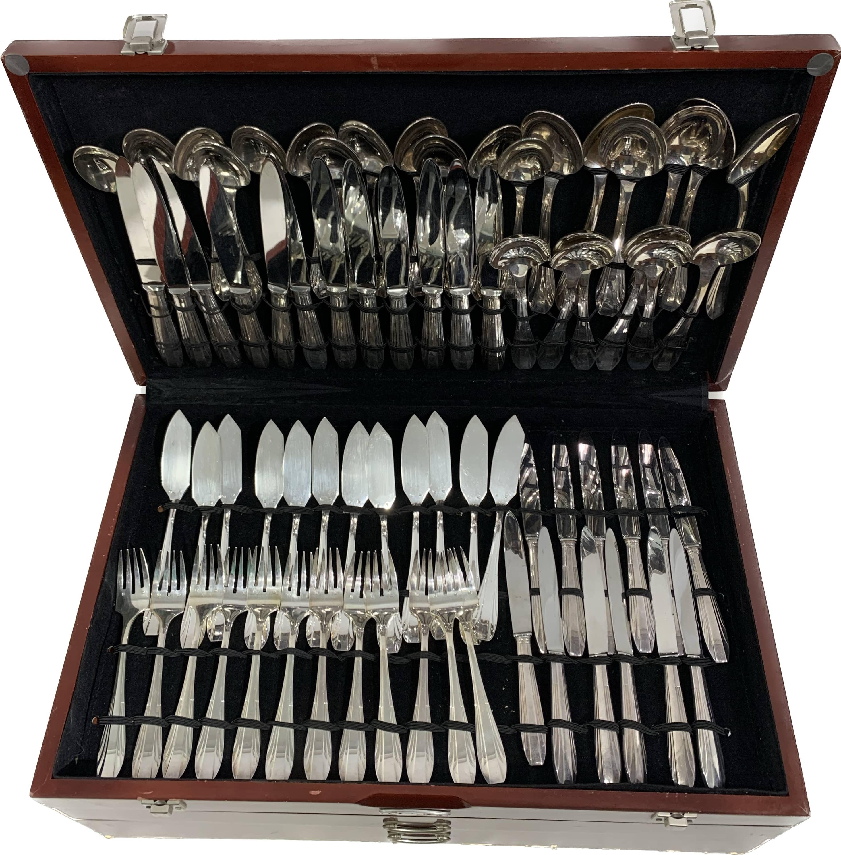 Scatola portaposate vintage in legno di mogano di Classic Wood. Contiene set da 12 per un totale di 158 pezzi placcati in argento. Gli oggetti sono placcati in argento, alcuni manici sono incisi e alcuni manici hanno parti tagliate e scolpite in