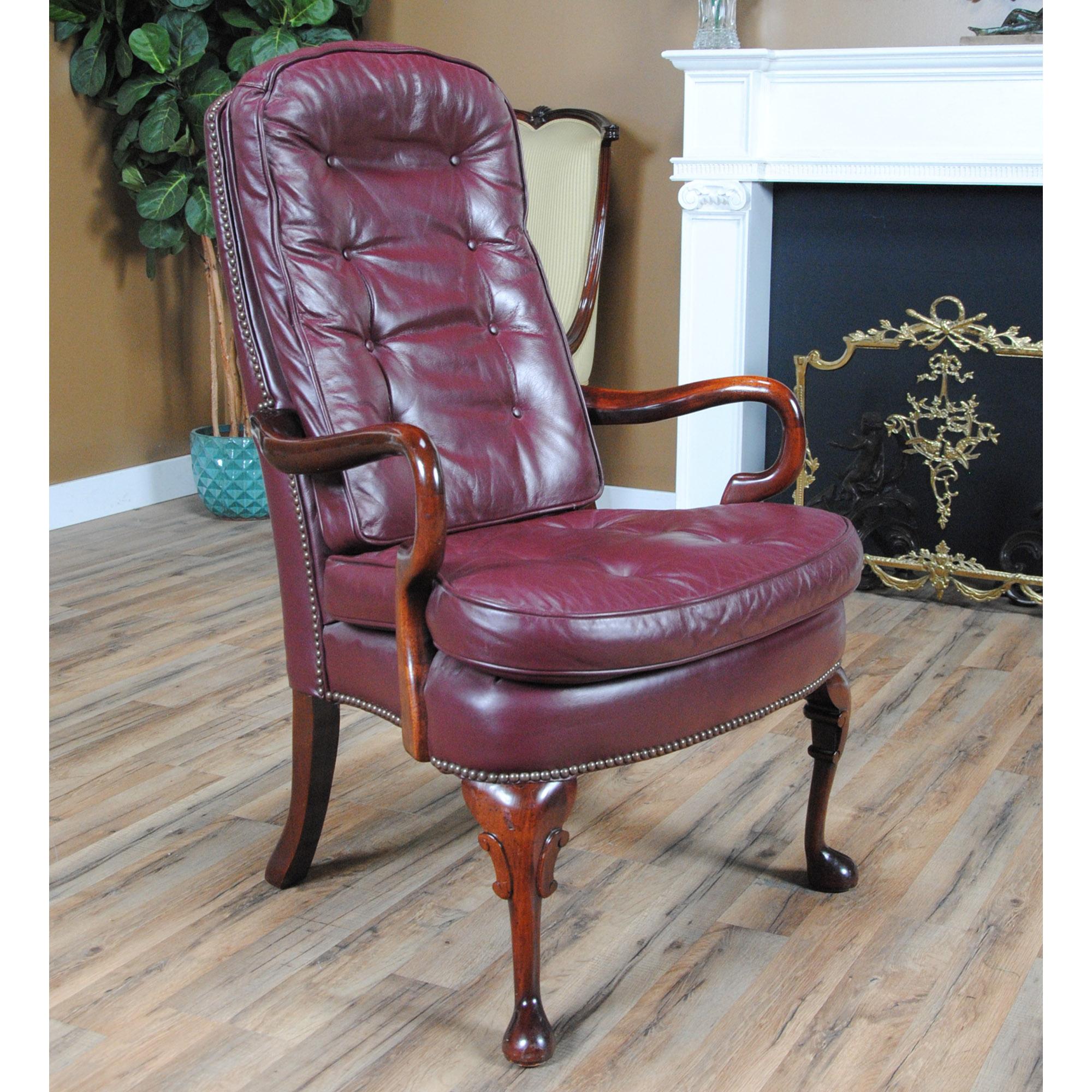 Une chaise de bureau classique en cuir vintage en excellent état d'origine, telle qu'elle a été trouvée.

À la fois élégante et incroyablement détaillée, cette magnifique chaise de bureau en cuir Vintage Classic a tout ce qu'il faut pour être le