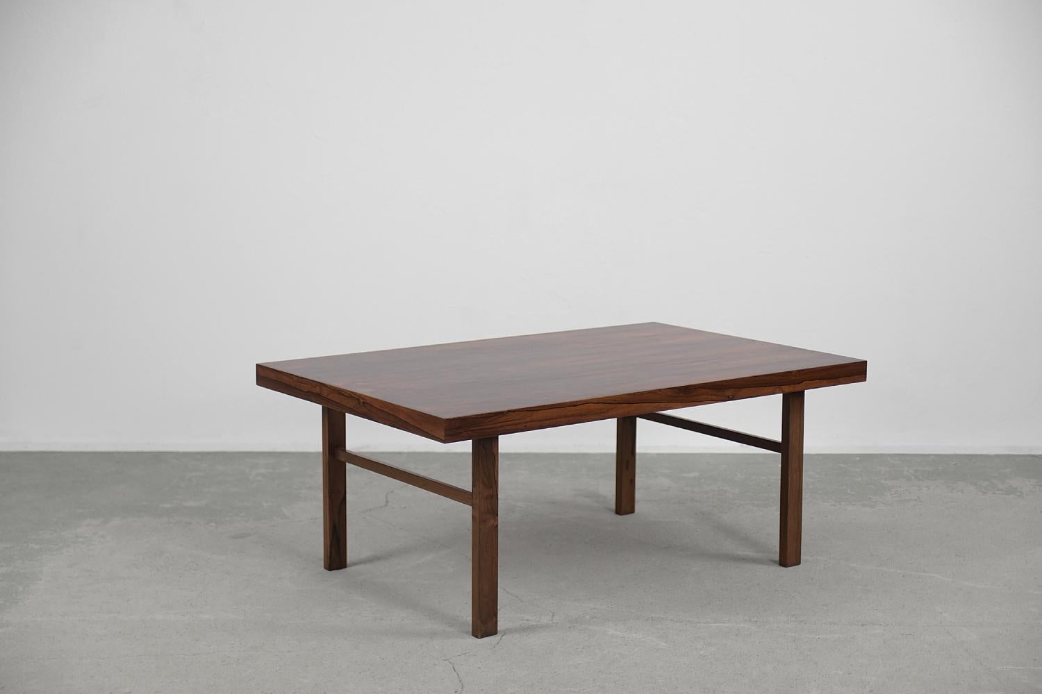 This classic coffee table comes from Brazil, where it was produced during the 1960s. It was finished with a rosewood with a dark tone and strong, hard graining. The form of the table refers to the colonial style, which is synonymous with the class