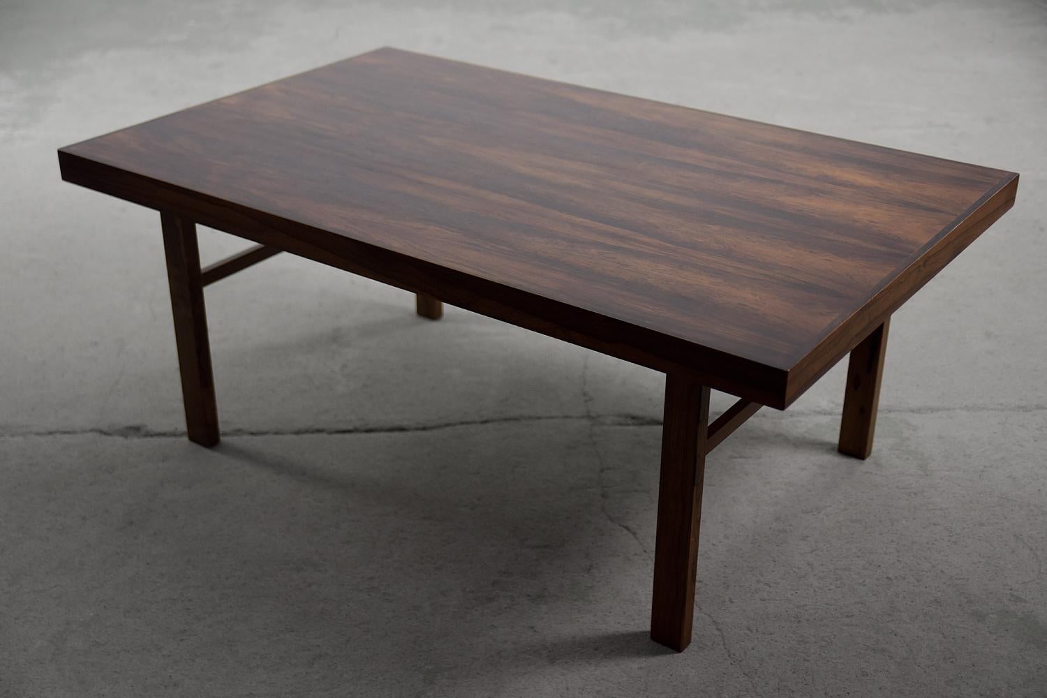 Vintage Classic Mid-Century Brazilian Colonial Modern Rosewood Coffee Table In Good Condition For Sale In Warszawa, Mazowieckie