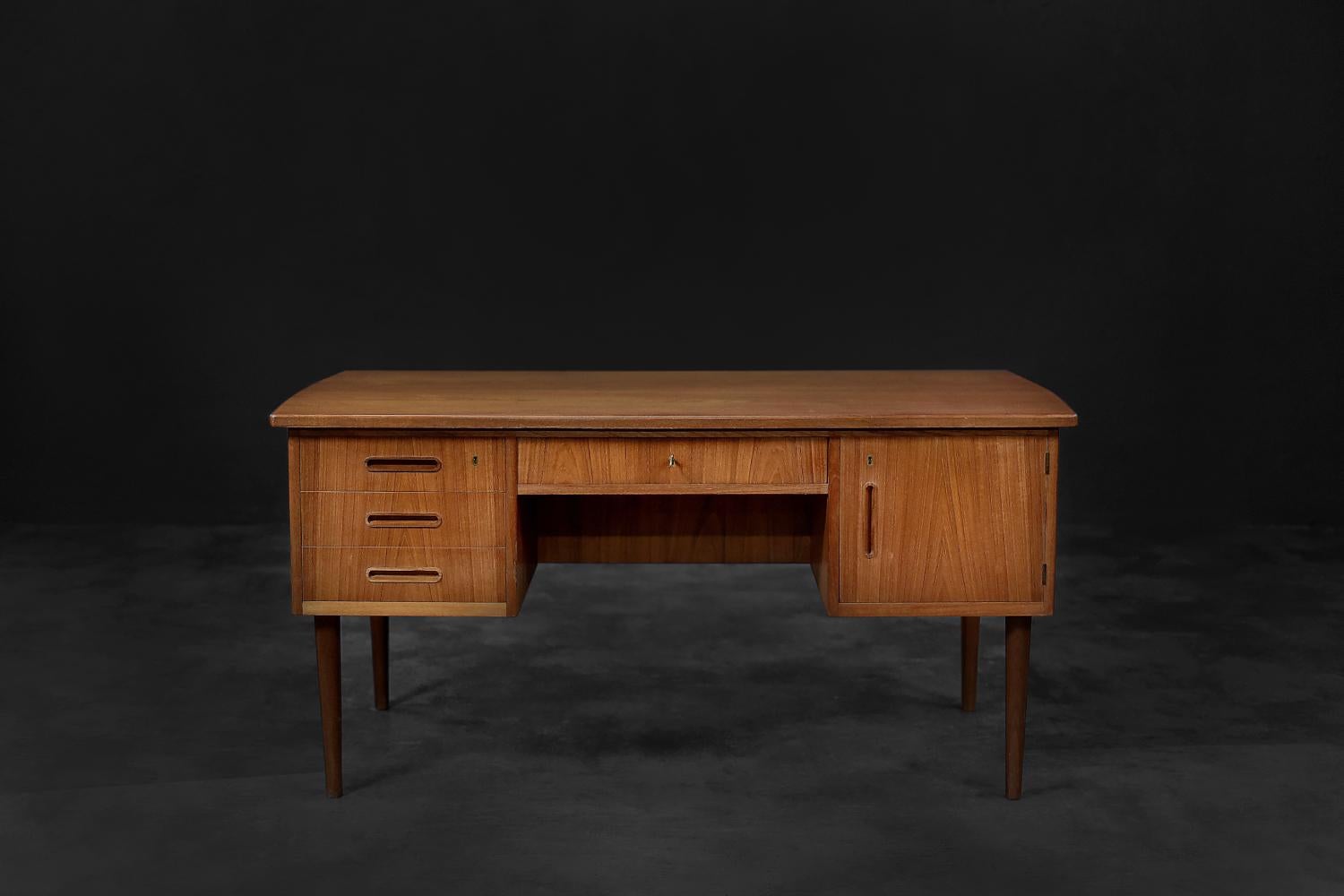 Vintage Classic Midcentury Danish Scandinavian Modern Teak Bilateral Desk For Sale 2