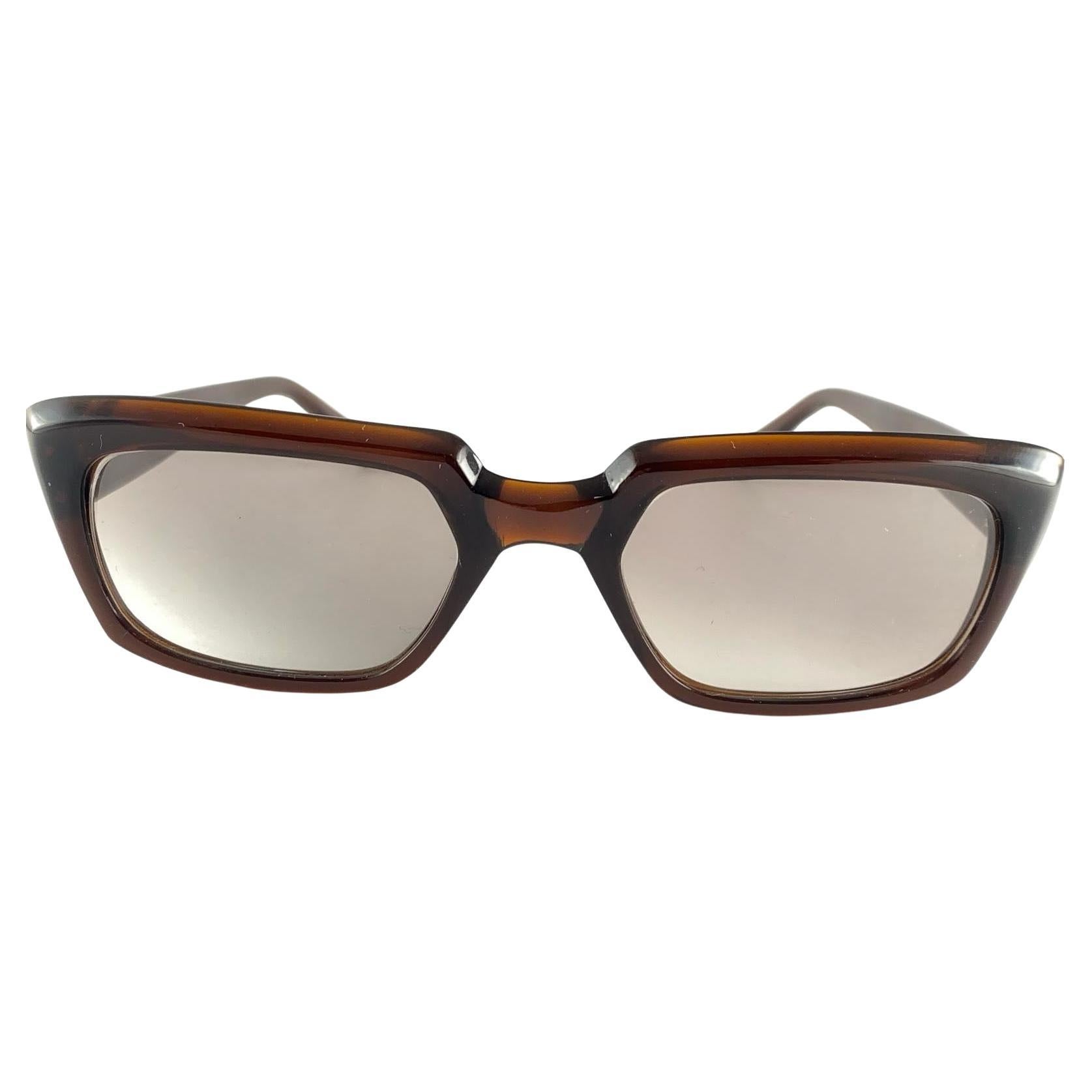 Lunettes de soleil vintage Midcentury, monture tortue foncée avec verres gris clair.

Une qualité et un design incroyables. Une pièce classique et intemporelle.

Cet article présente des signes mineurs d'usure dus à près de 70 ans de