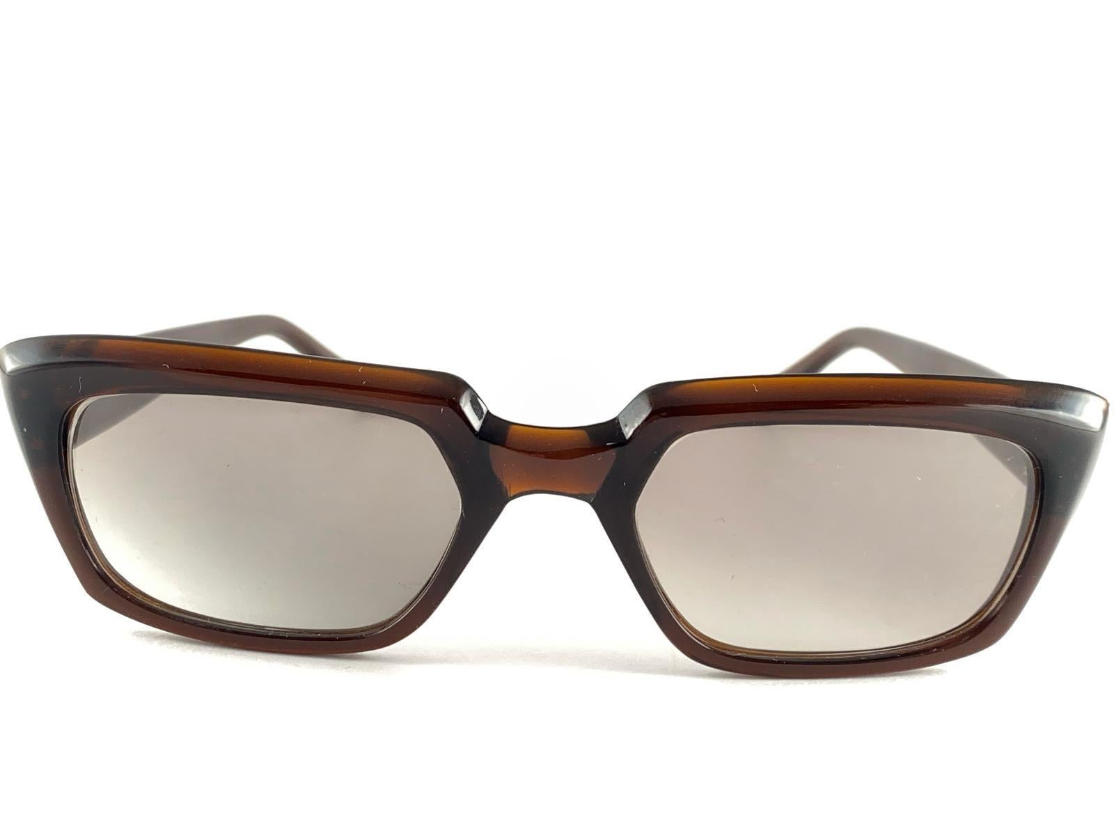 Marron Lunettes de soleil vintage Classic Midcentury Dark Tortoise 1960's en vente