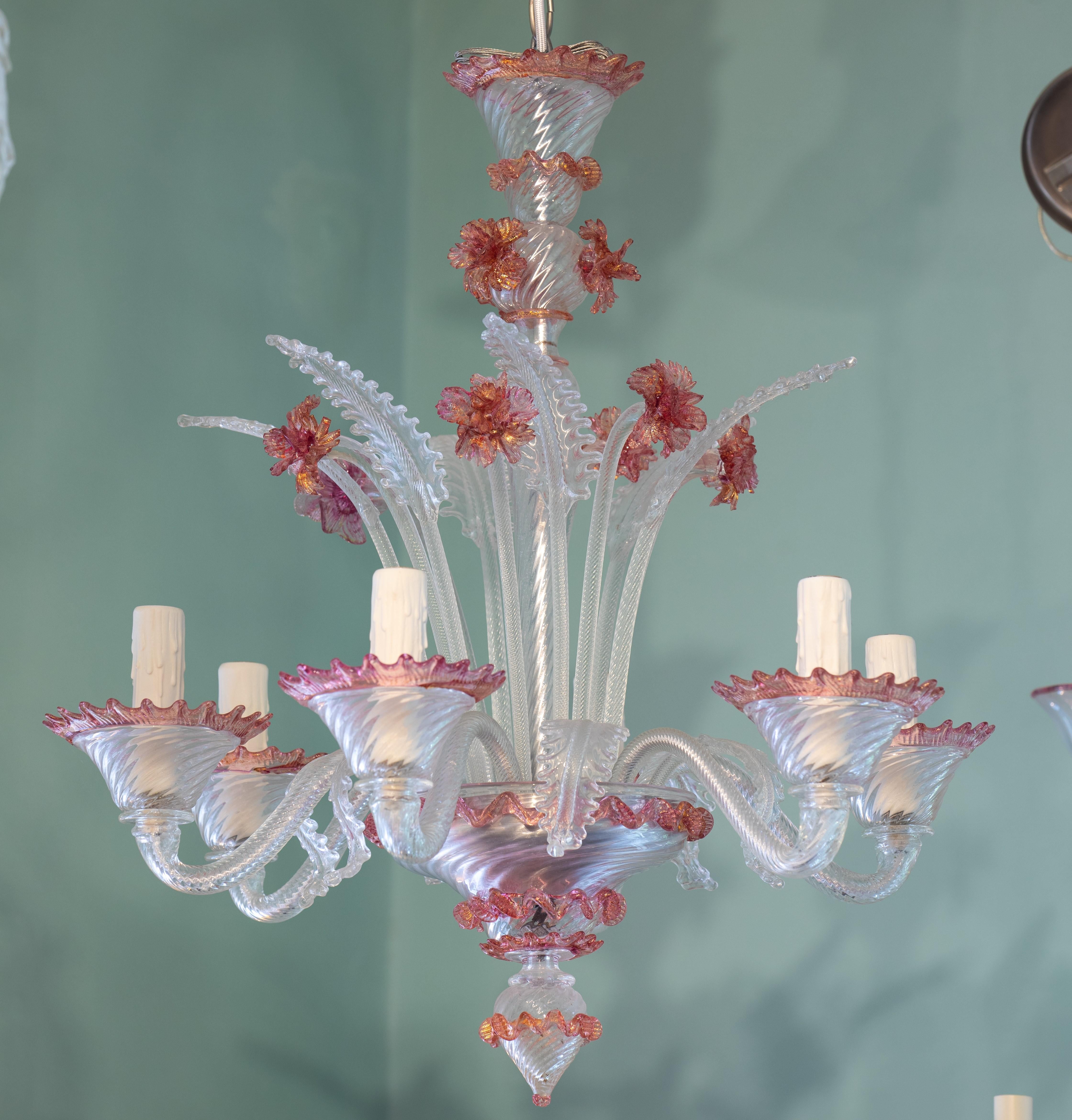 Dieser sehr hübsche venezianische Kronleuchter aus geblasenem Glas ist im klassischen Stil gehalten.  Es wird immer schwieriger, alte oder antike Leuchten in diesem Stil zu finden.  Die neu hergestellten haben einfach nicht die Detailgenauigkeit der