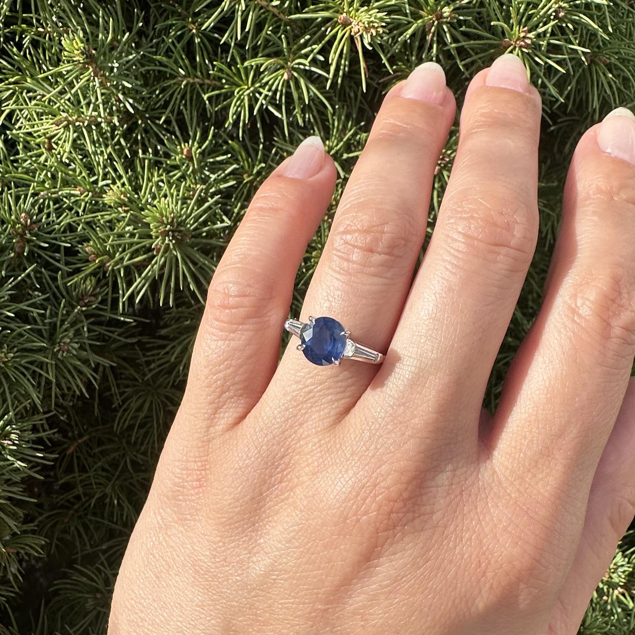 Anello classico vintage in platino GIA da 2,21 carati con zaffiro ovale e diamante baguette ai lati in vendita 6