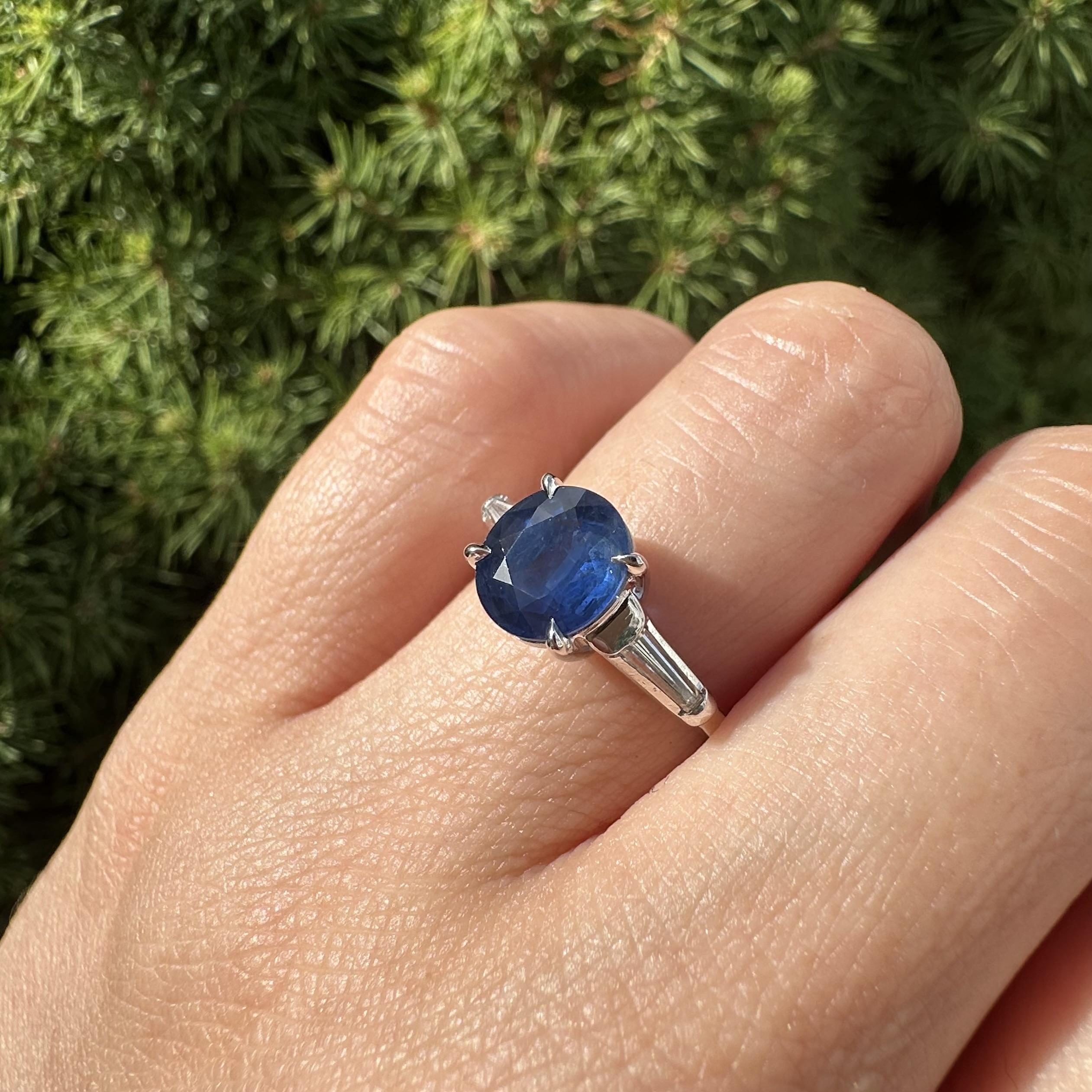 Anello classico vintage in platino GIA da 2,21 carati con zaffiro ovale e diamante baguette ai lati in vendita 7