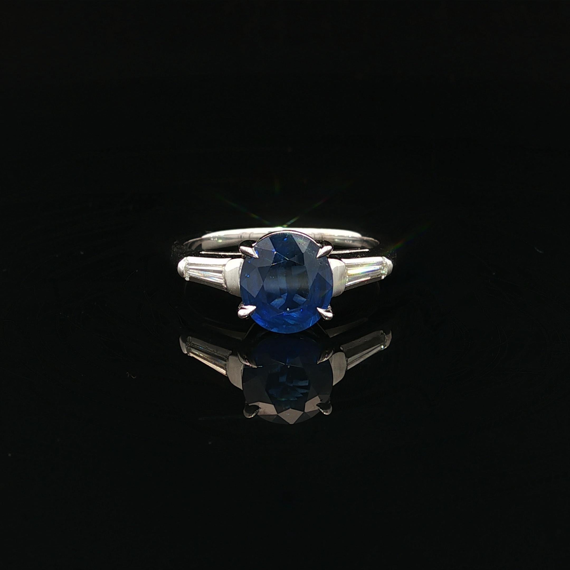 Anello classico vintage in platino GIA da 2,21 carati con zaffiro ovale e diamante baguette ai lati in vendita 8