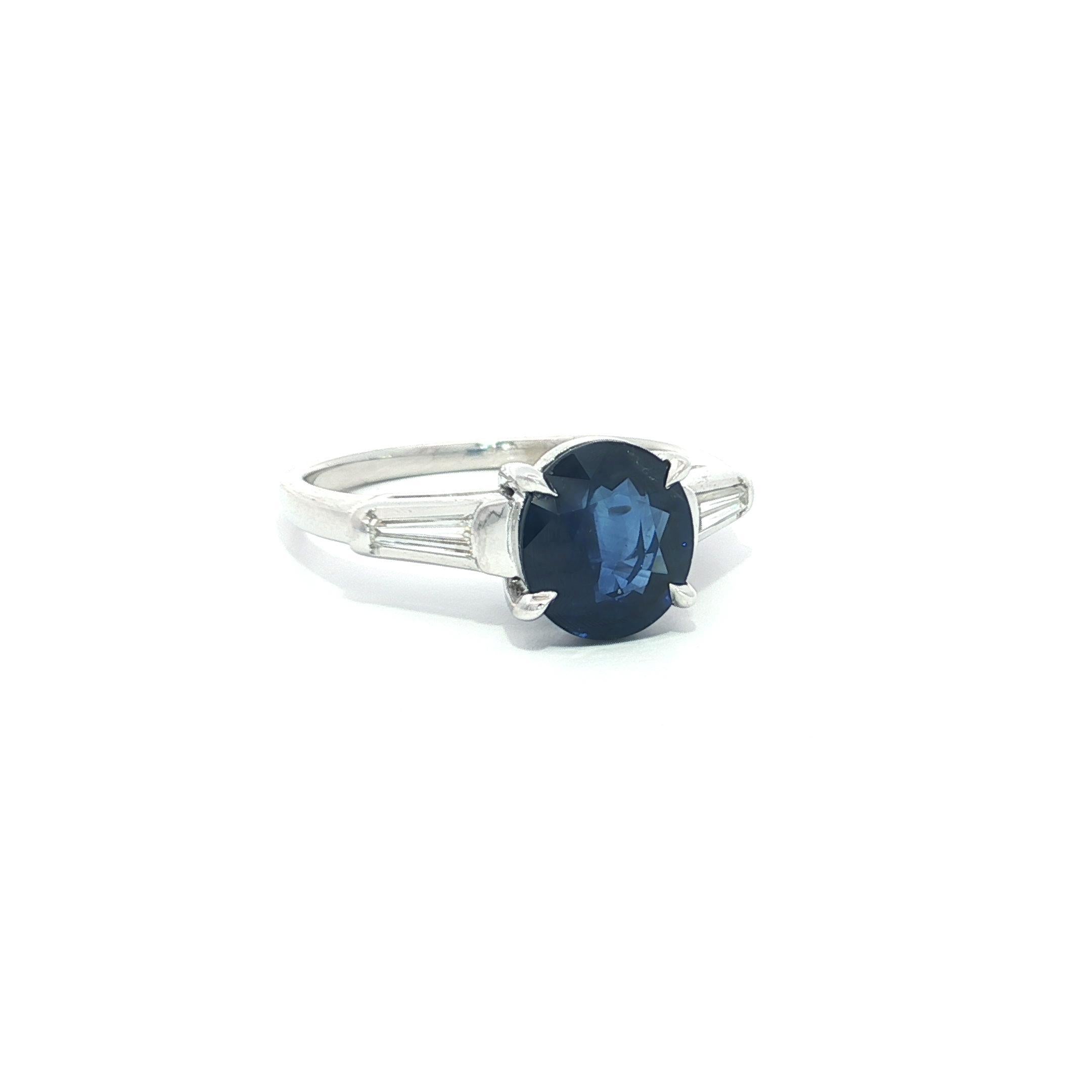Anello classico vintage in platino GIA da 2,21 carati con zaffiro ovale e diamante baguette ai lati in vendita 10