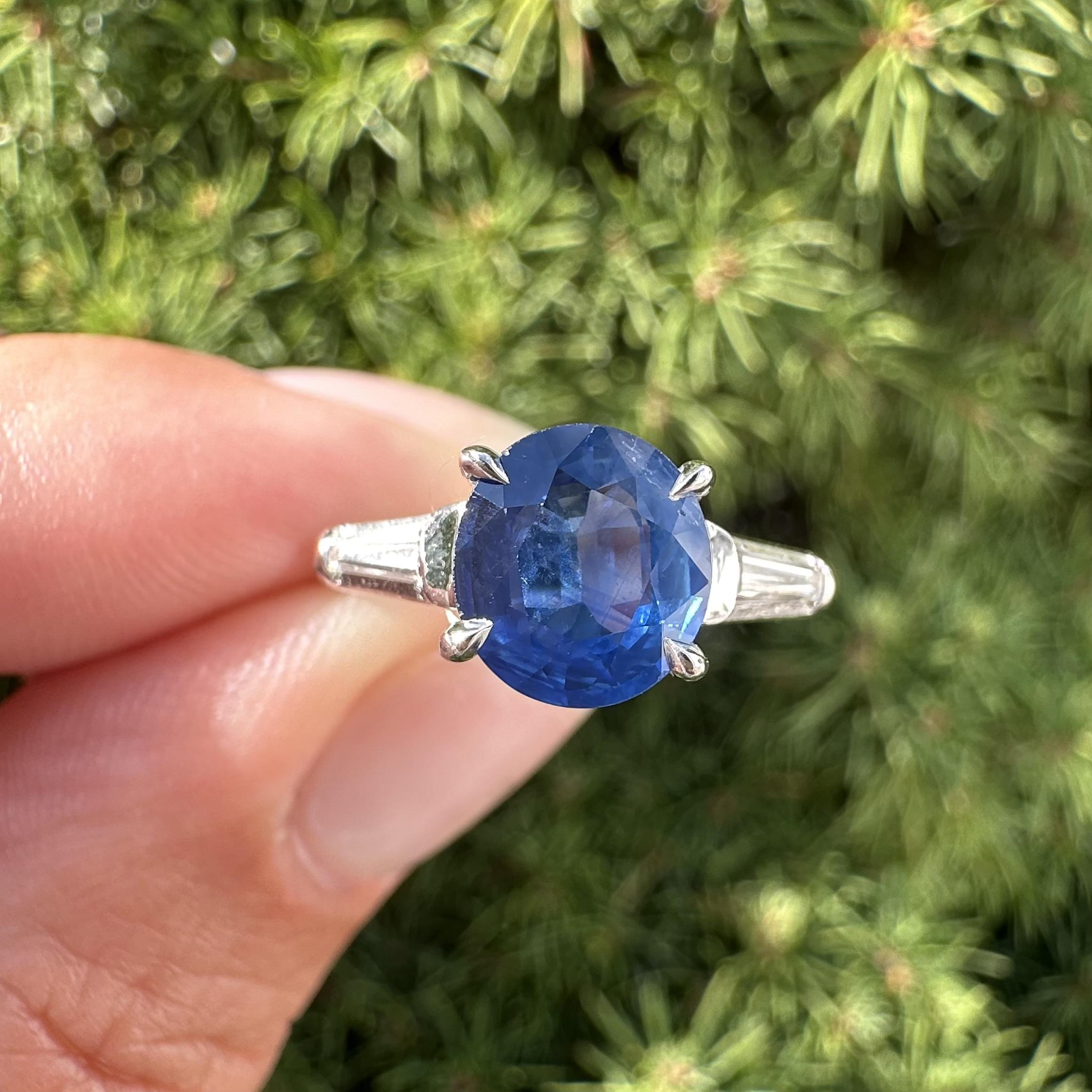 --Pietre: --
(1) Zaffiro naturale autentico - taglio ovale - incastonato - colore blu molto bello - riscaldato - 2,01ct (esatto)
** Vedere i dettagli della certificazione qui sotto per informazioni complete
(2) Diamanti naturali autentici - Taglio