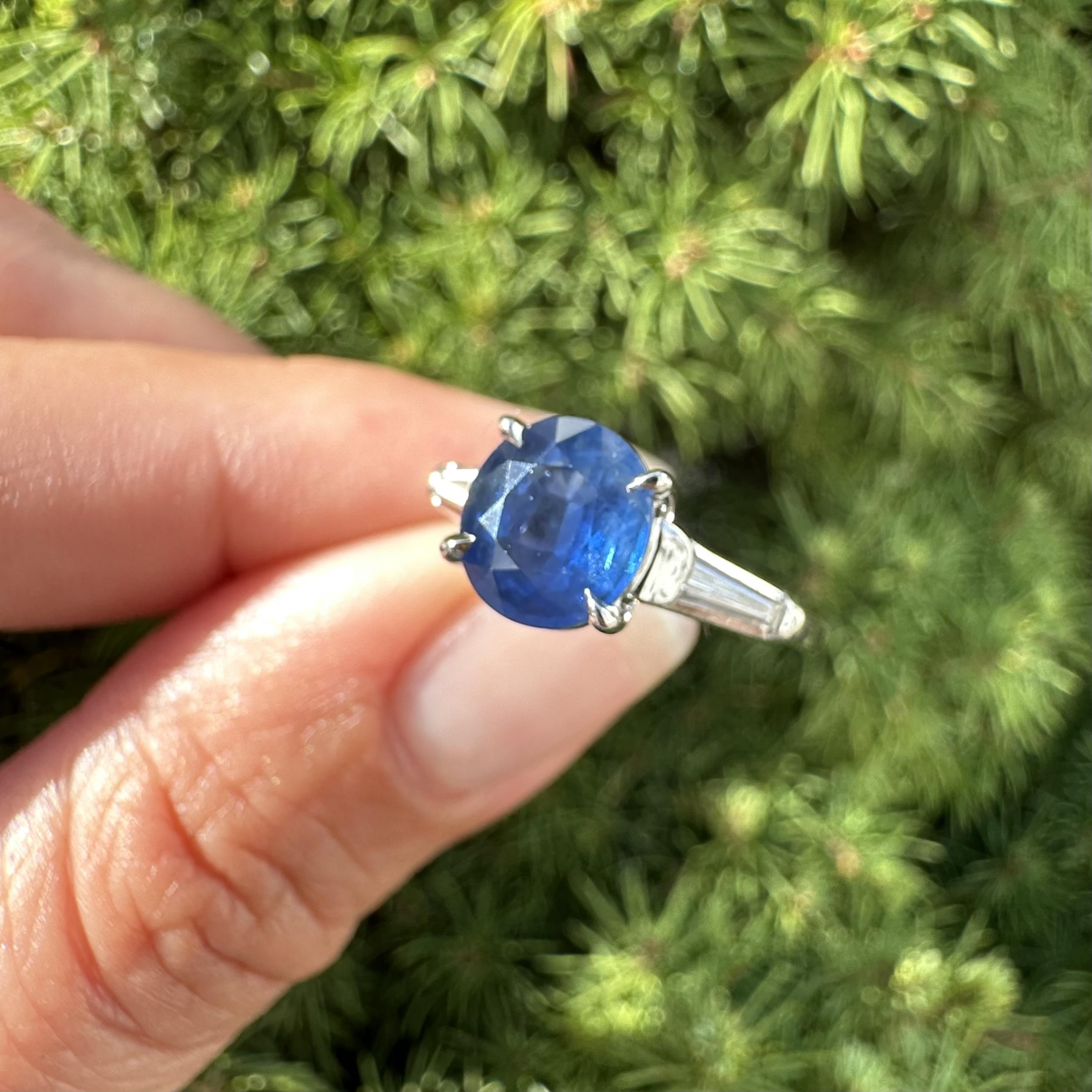 Taglio ovale Anello classico vintage in platino GIA da 2,21 carati con zaffiro ovale e diamante baguette ai lati in vendita
