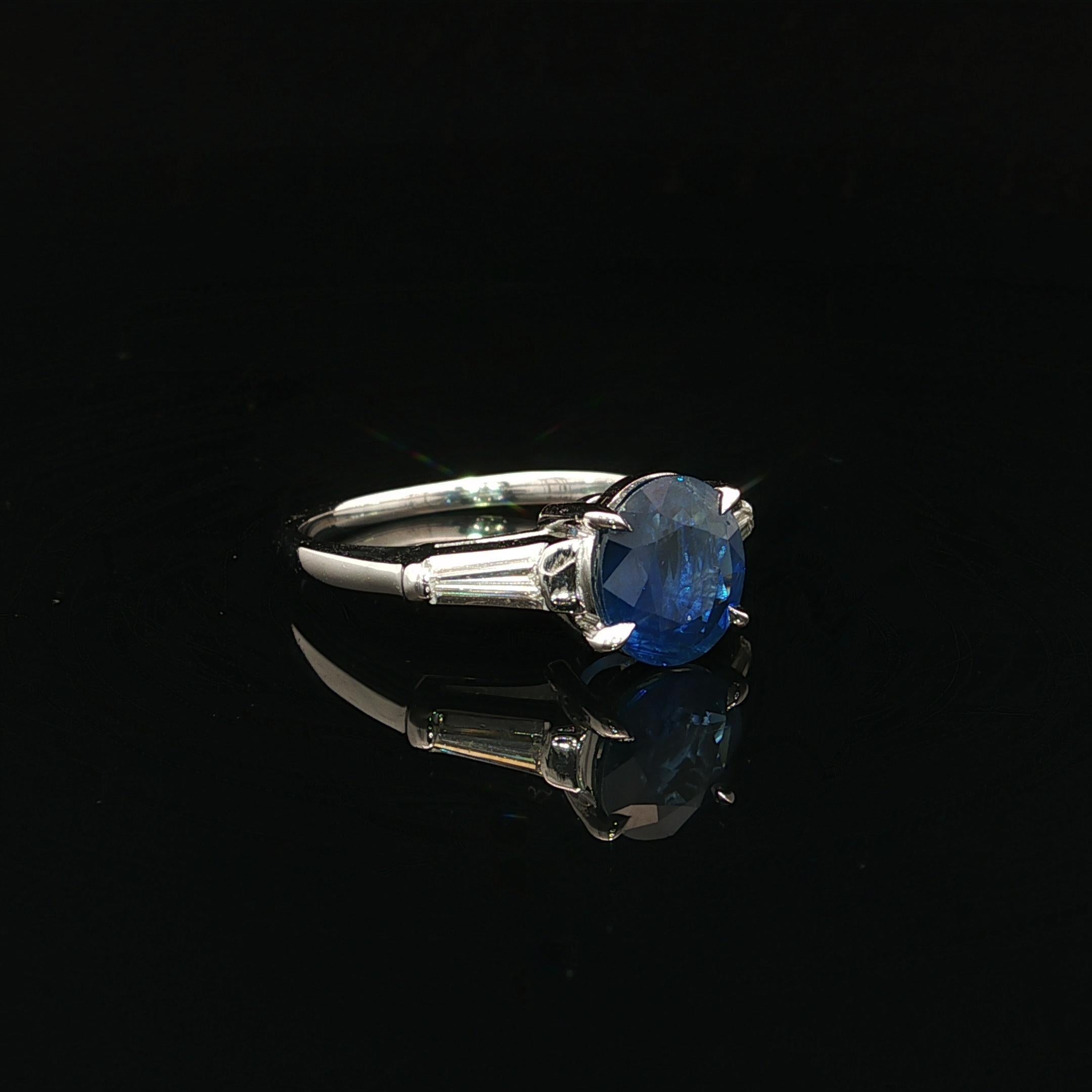 Donna Anello classico vintage in platino GIA da 2,21 carati con zaffiro ovale e diamante baguette ai lati in vendita