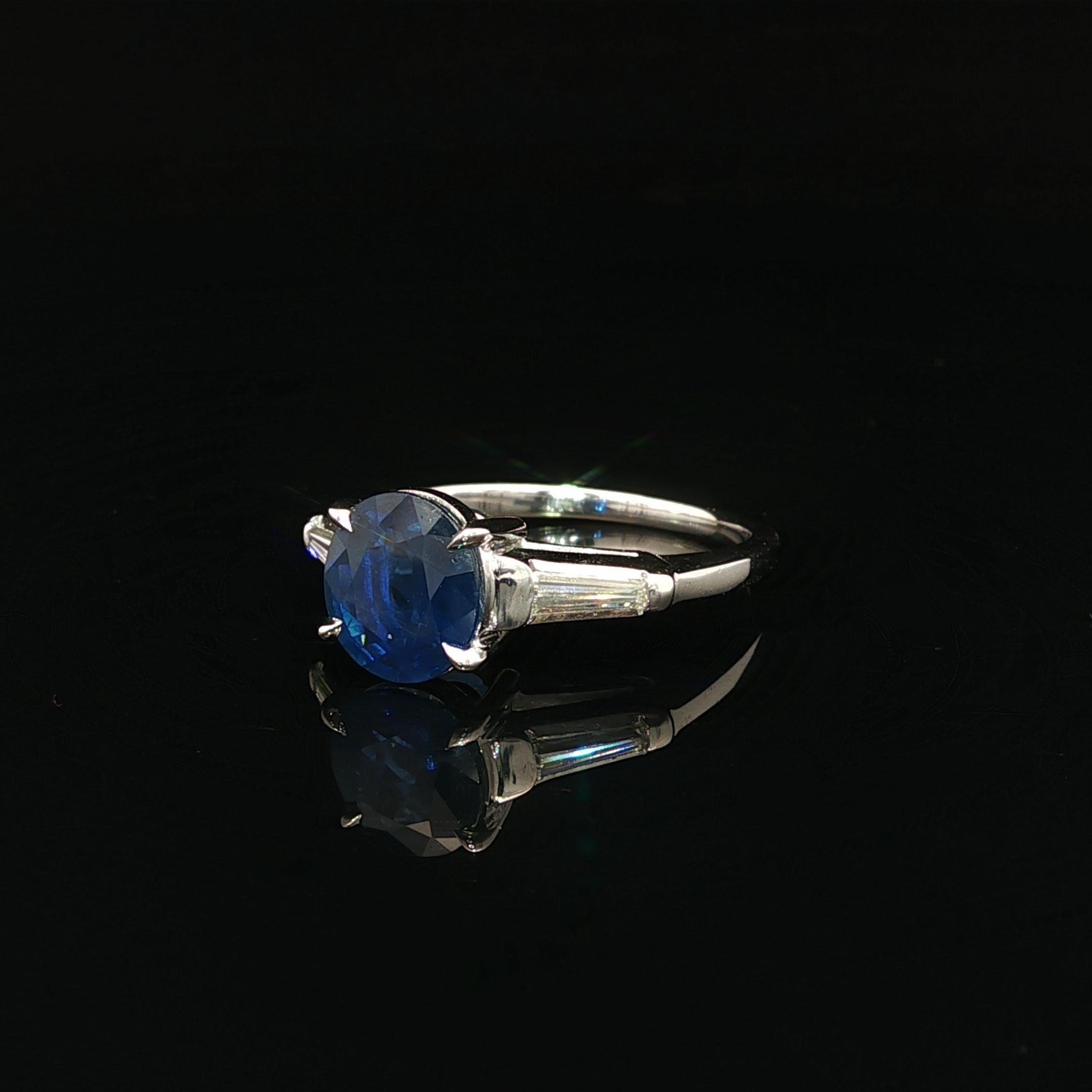 Anello classico vintage in platino GIA da 2,21 carati con zaffiro ovale e diamante baguette ai lati in vendita 1