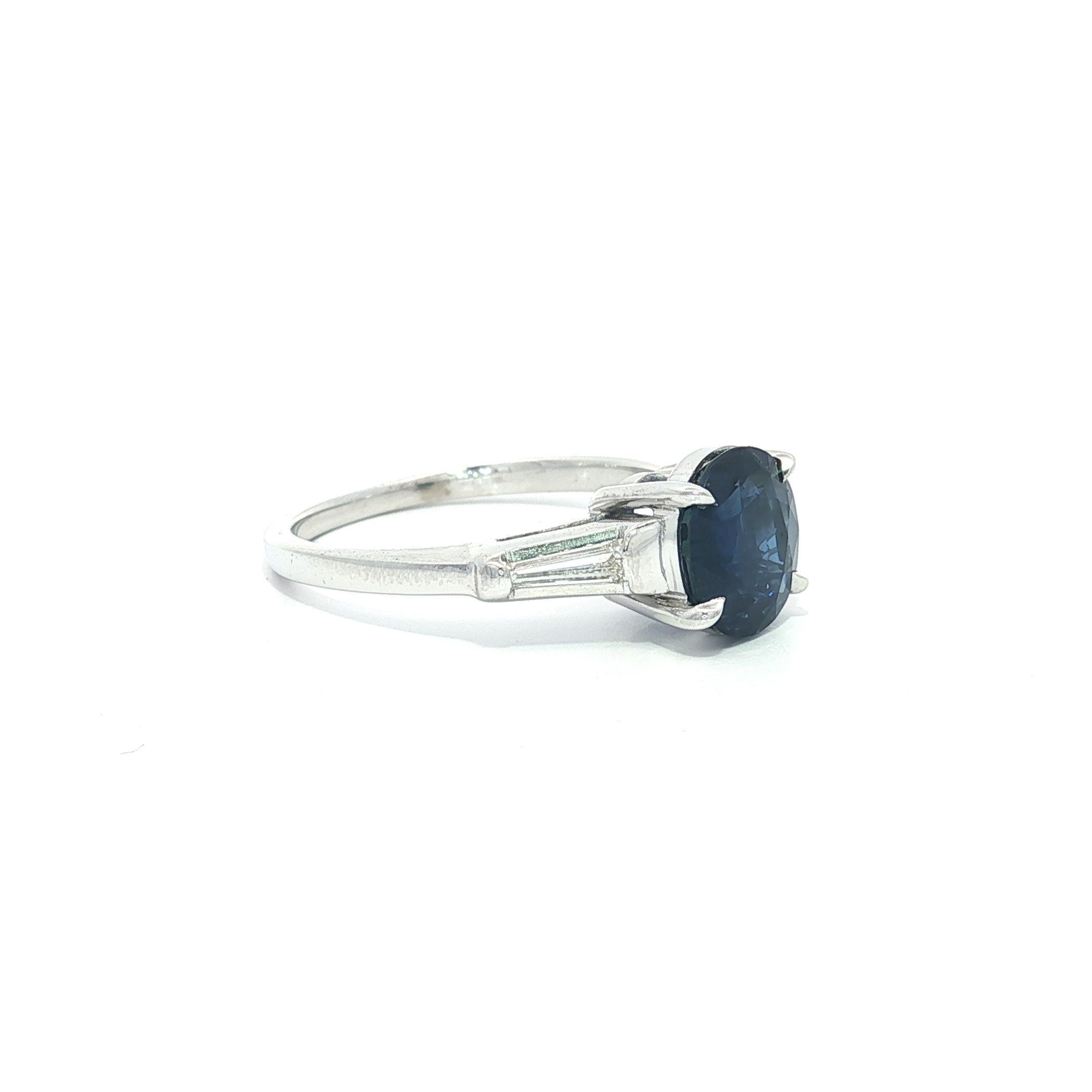 Anello classico vintage in platino GIA da 2,21 carati con zaffiro ovale e diamante baguette ai lati in vendita 2