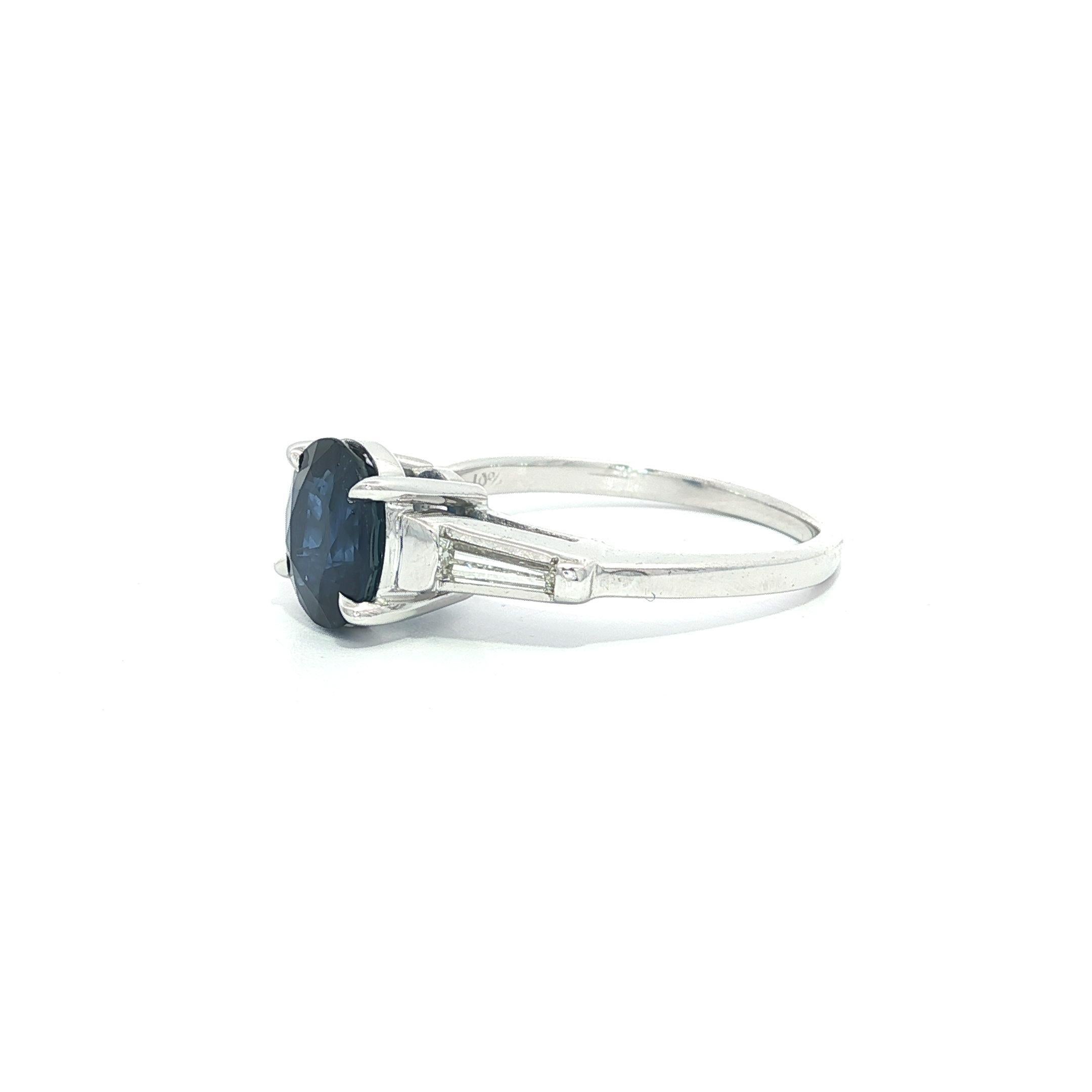 Anello classico vintage in platino GIA da 2,21 carati con zaffiro ovale e diamante baguette ai lati in vendita 4