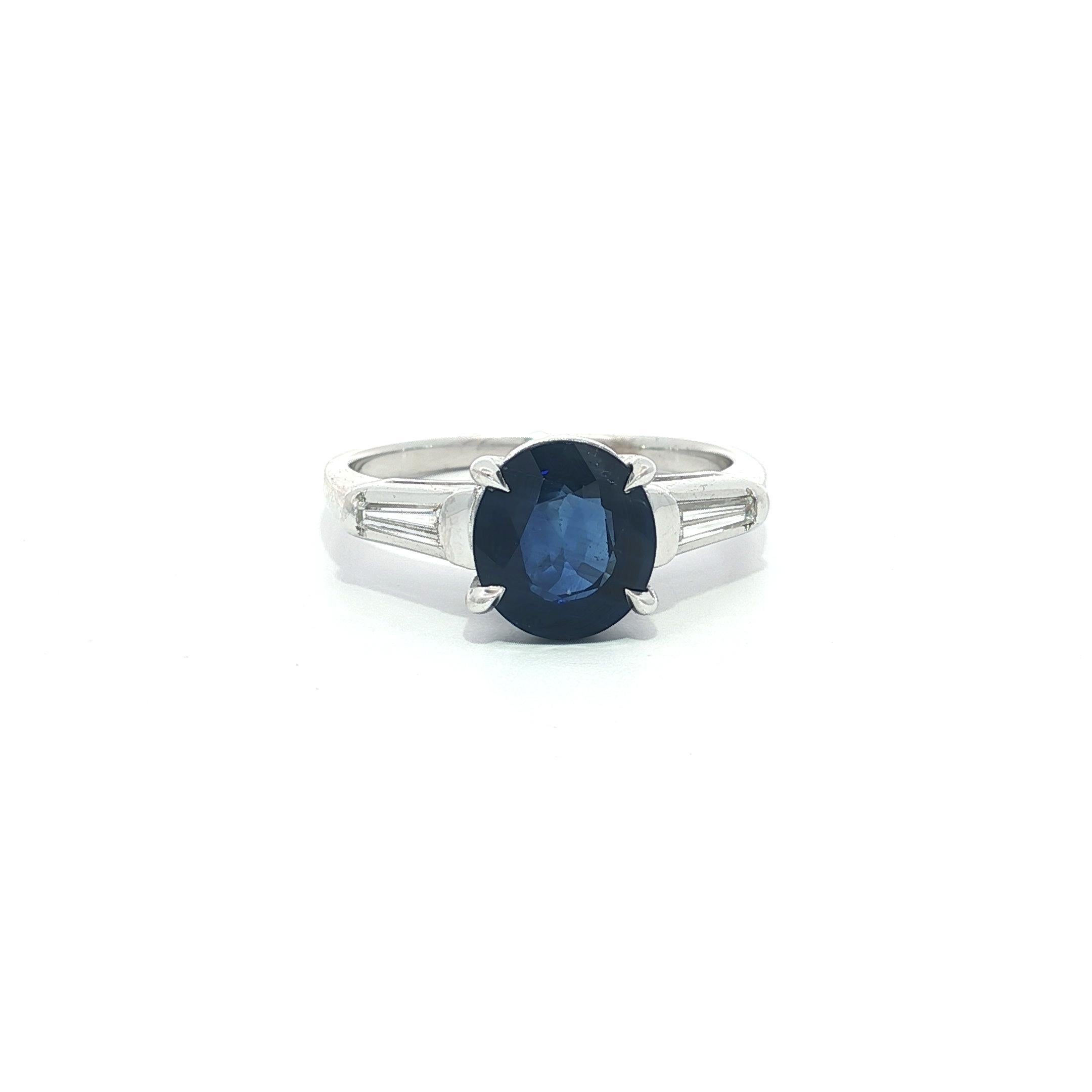 Anello classico vintage in platino GIA da 2,21 carati con zaffiro ovale e diamante baguette ai lati