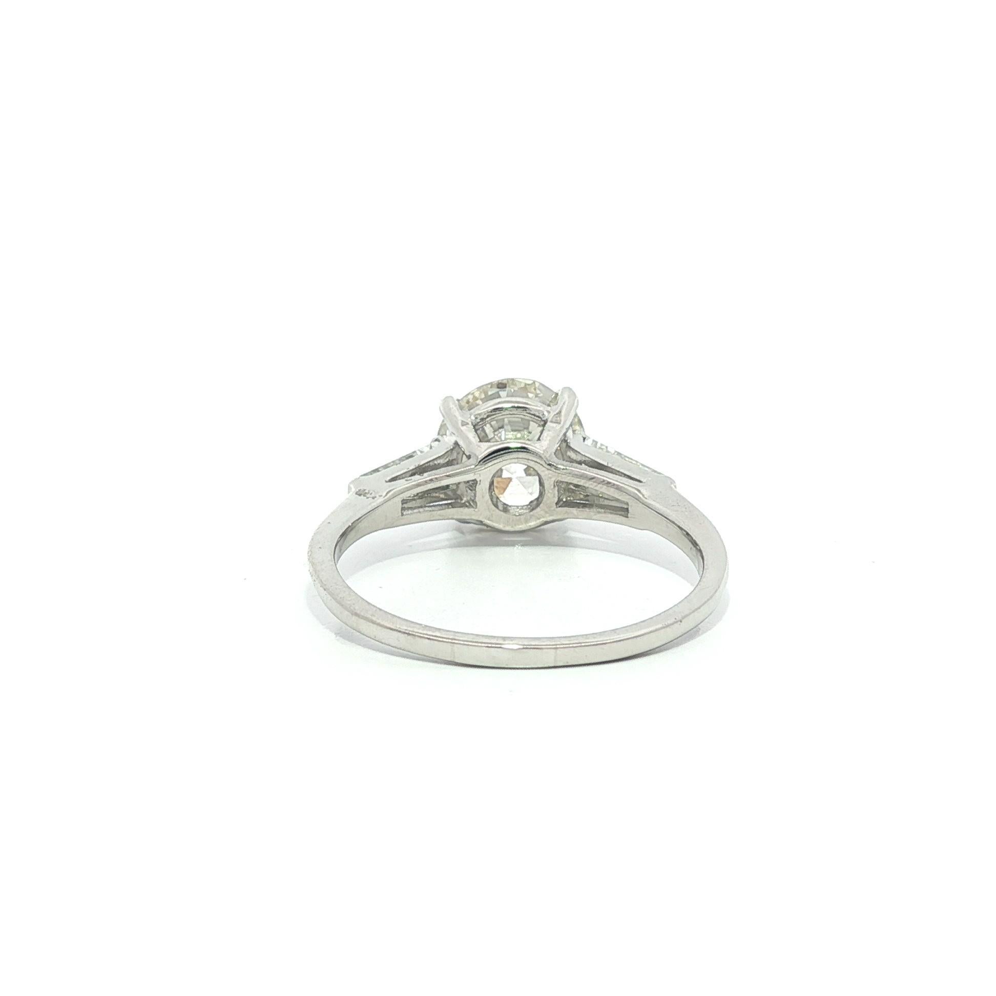 Bague classique vintage en platine GIA 2.56ct Old Round Cut Baguette Diamond Sides en vente 7