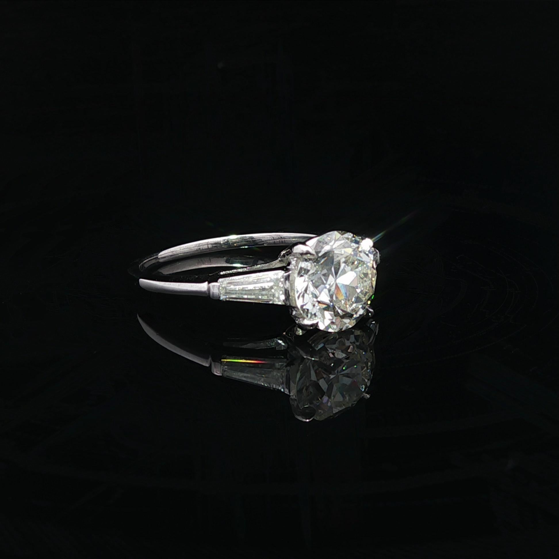 Taille vieille Europe Bague classique vintage en platine GIA 2.56ct Old Round Cut Baguette Diamond Sides en vente