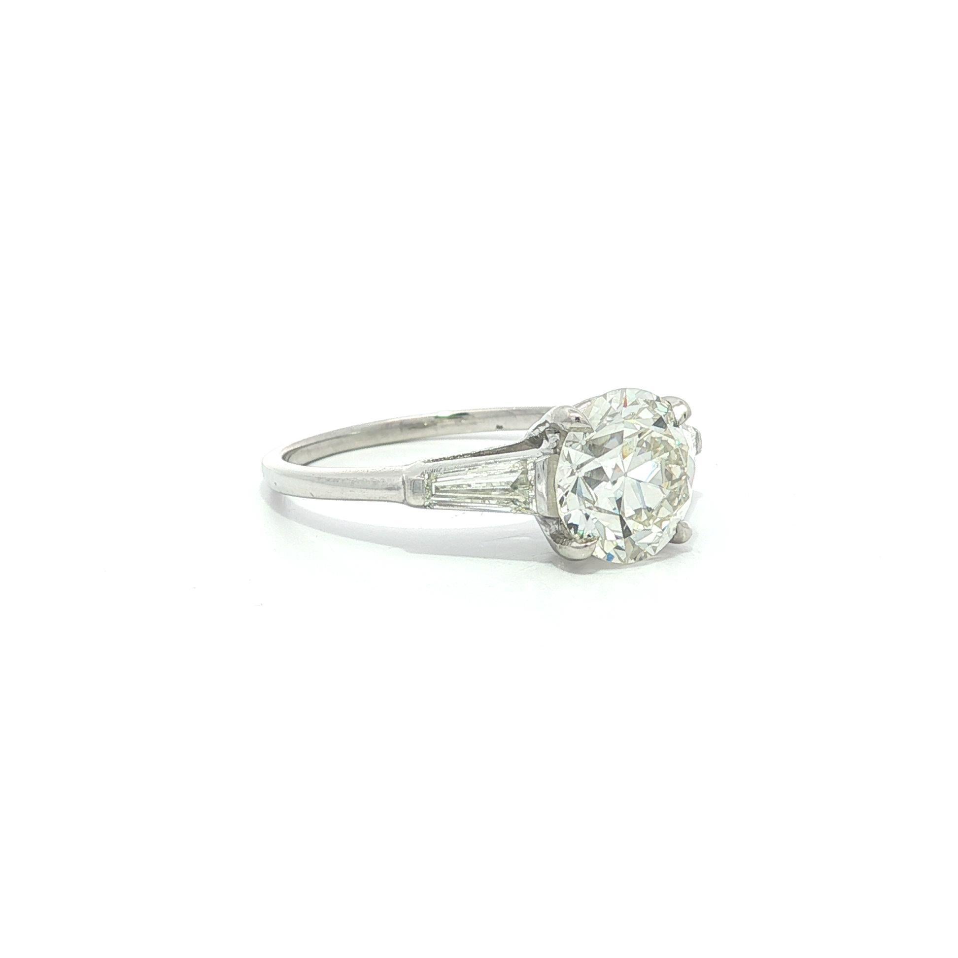Bague classique vintage en platine GIA 2.56ct Old Round Cut Baguette Diamond Sides en vente 4