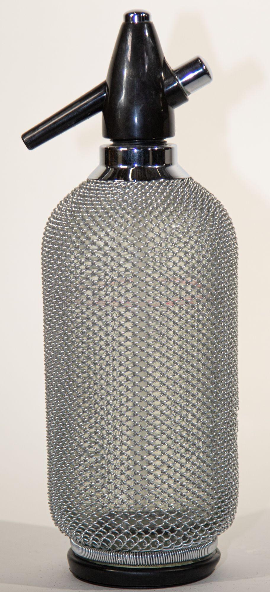 Mid-Century Modern Vintage Classic Siphon Soda Seltzer Glass Bottle with Wire Mesh (bouteille en verre avec grillage) en vente