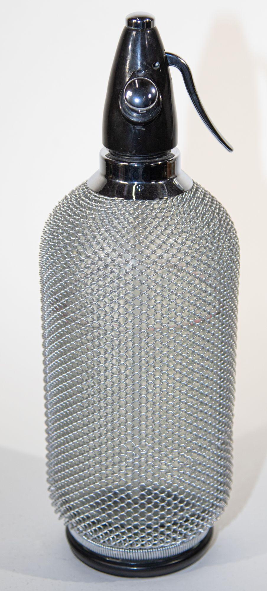 Vintage Classic Soda Siphon Seltzer Glass Bottle with Wire Mesh In Good Condition For Sale In North Hollywood, CA