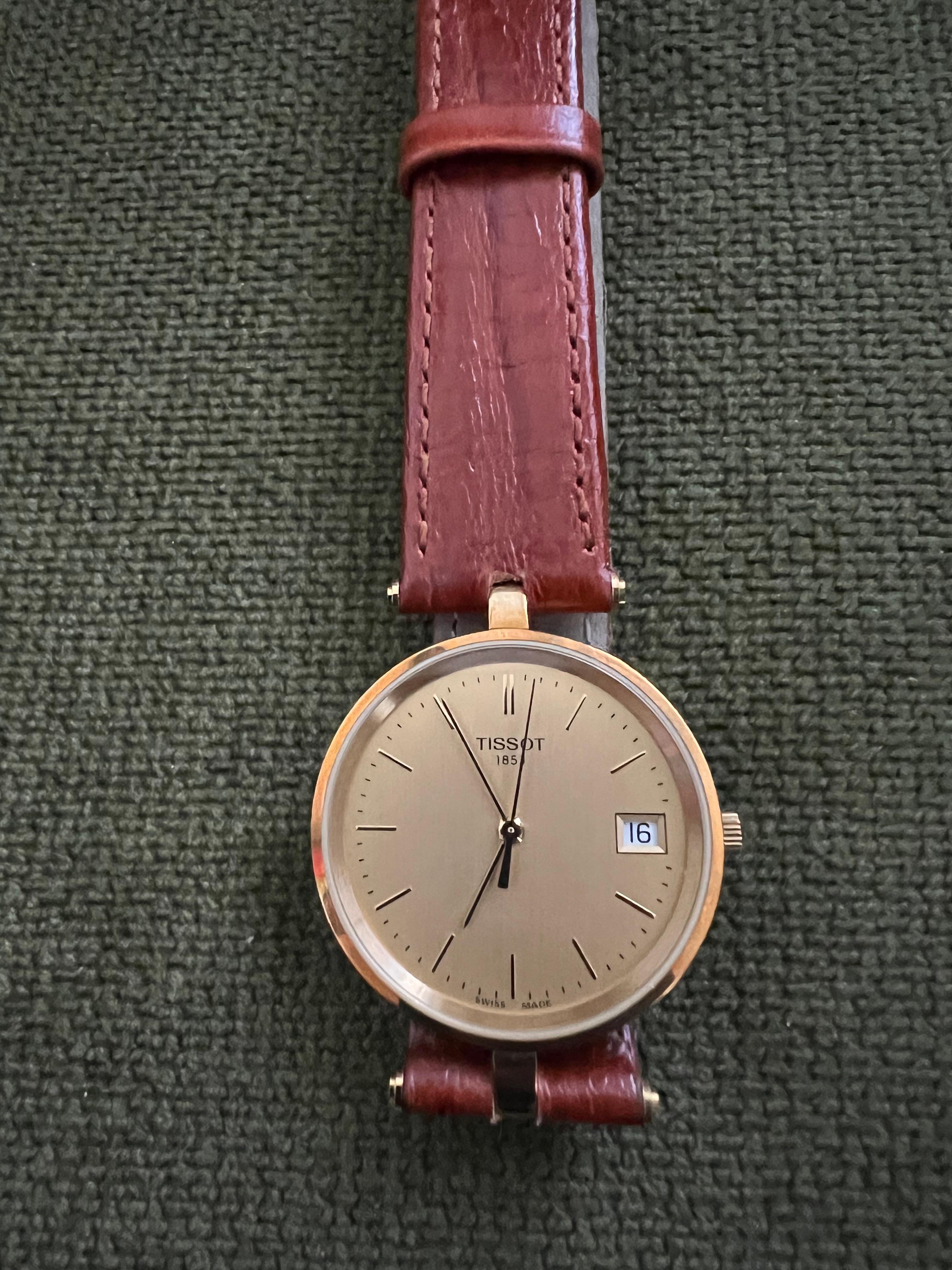 Vintage Classic Tissot GoldRun, 18K Gold Gehäuse & Brown Lather Strap Original Gehäuse
Nie benutzt worden 
CIRCA 1980
Die Tissot Goldrun ist ein klassischer Zeitmesser, der durch seine Schlichtheit Eleganz und Stil ausstrahlt und mit seinem