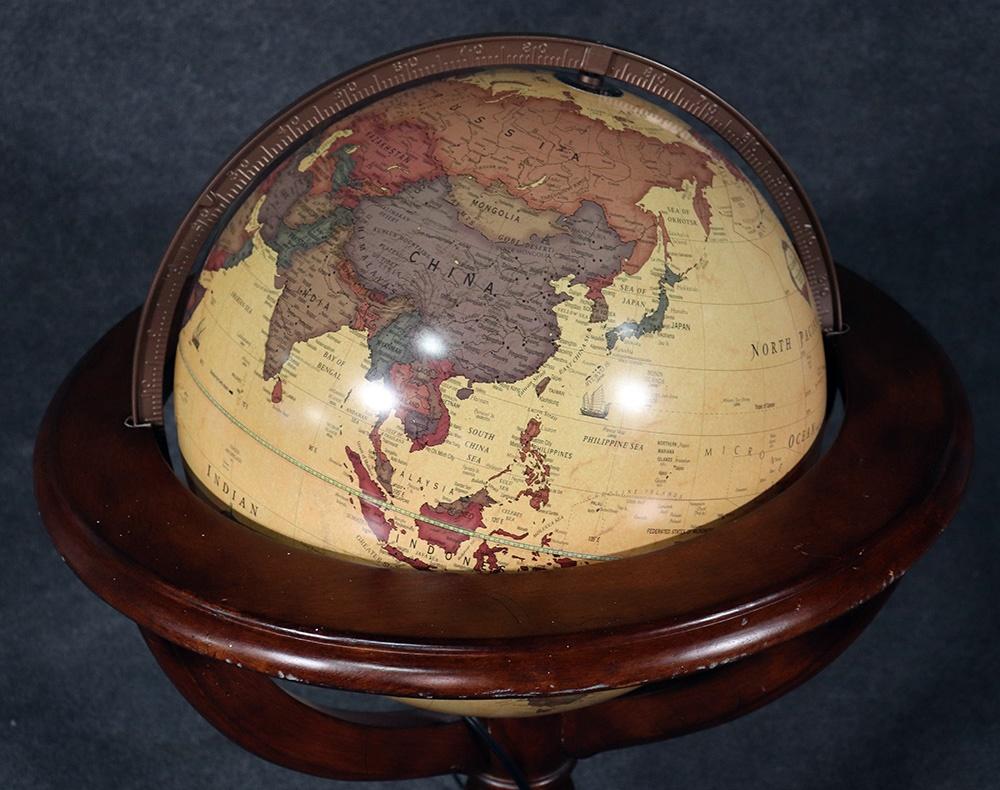 Vintage Classica Lighted French Style World Globe In Good Condition In Swedesboro, NJ