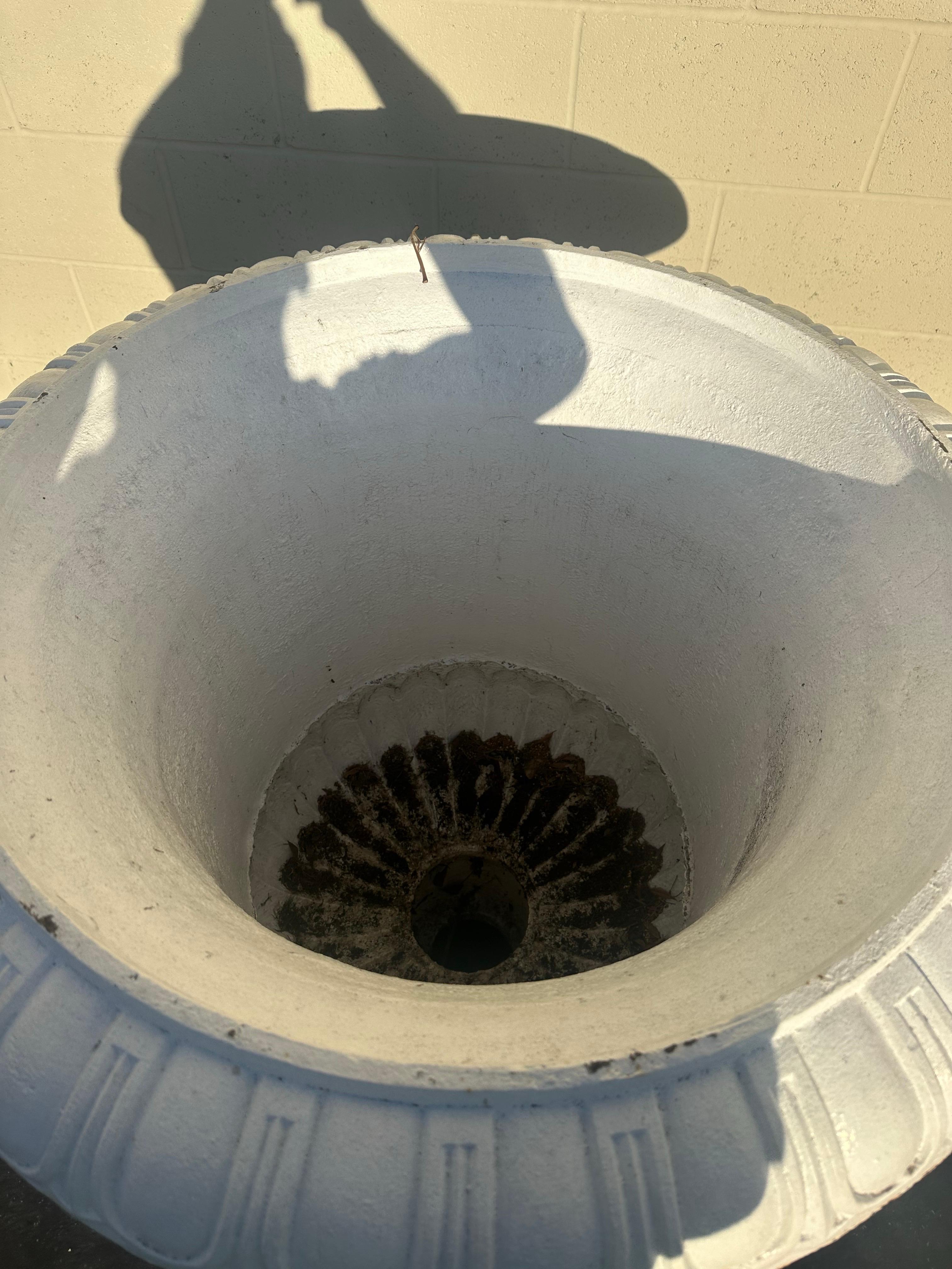 Urna da giardino classica in ghisa d'epoca, circa anni '60 in vendita 3