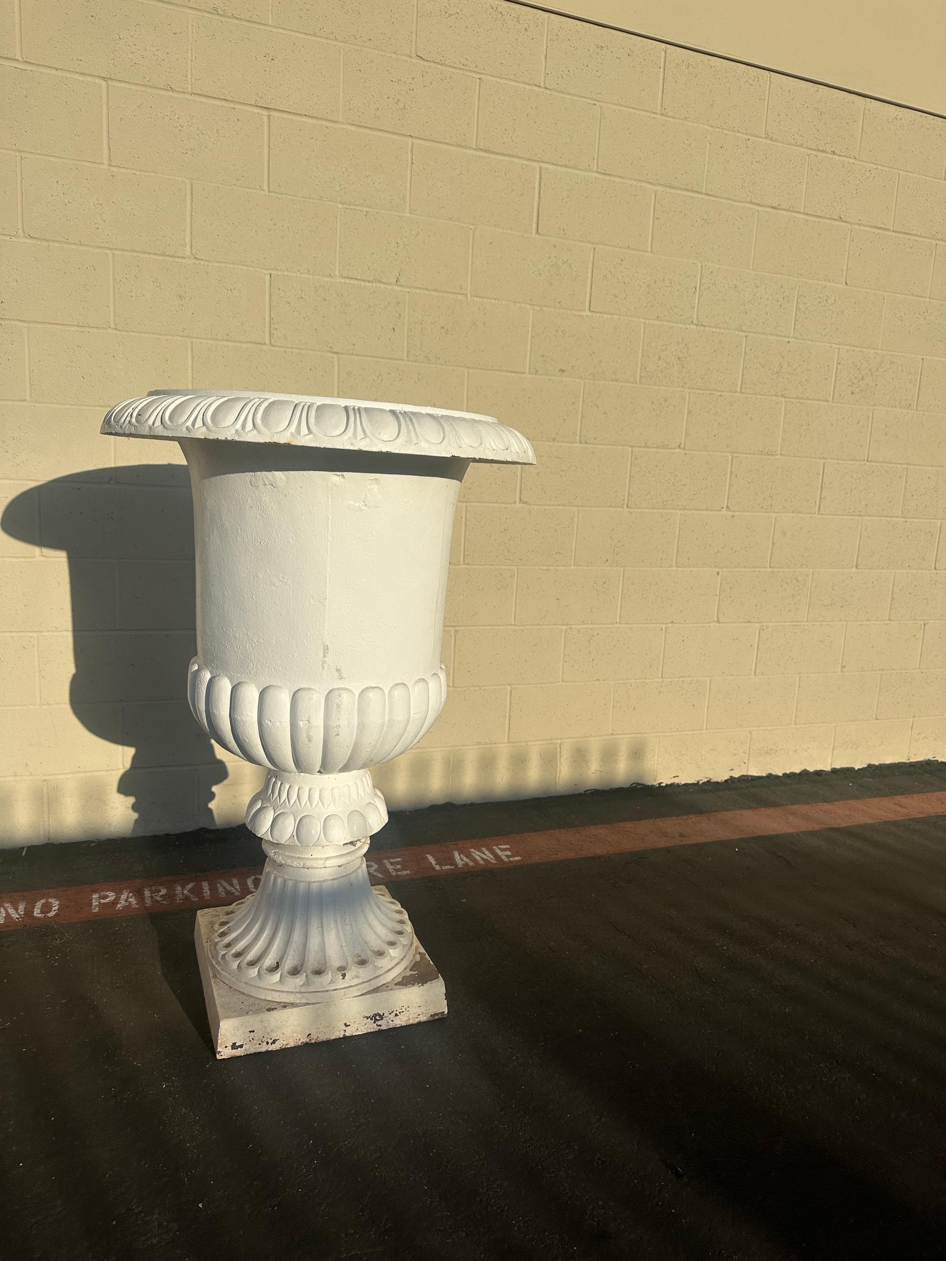 Neoclassico Urna da giardino classica in ghisa d'epoca, circa anni '60 in vendita