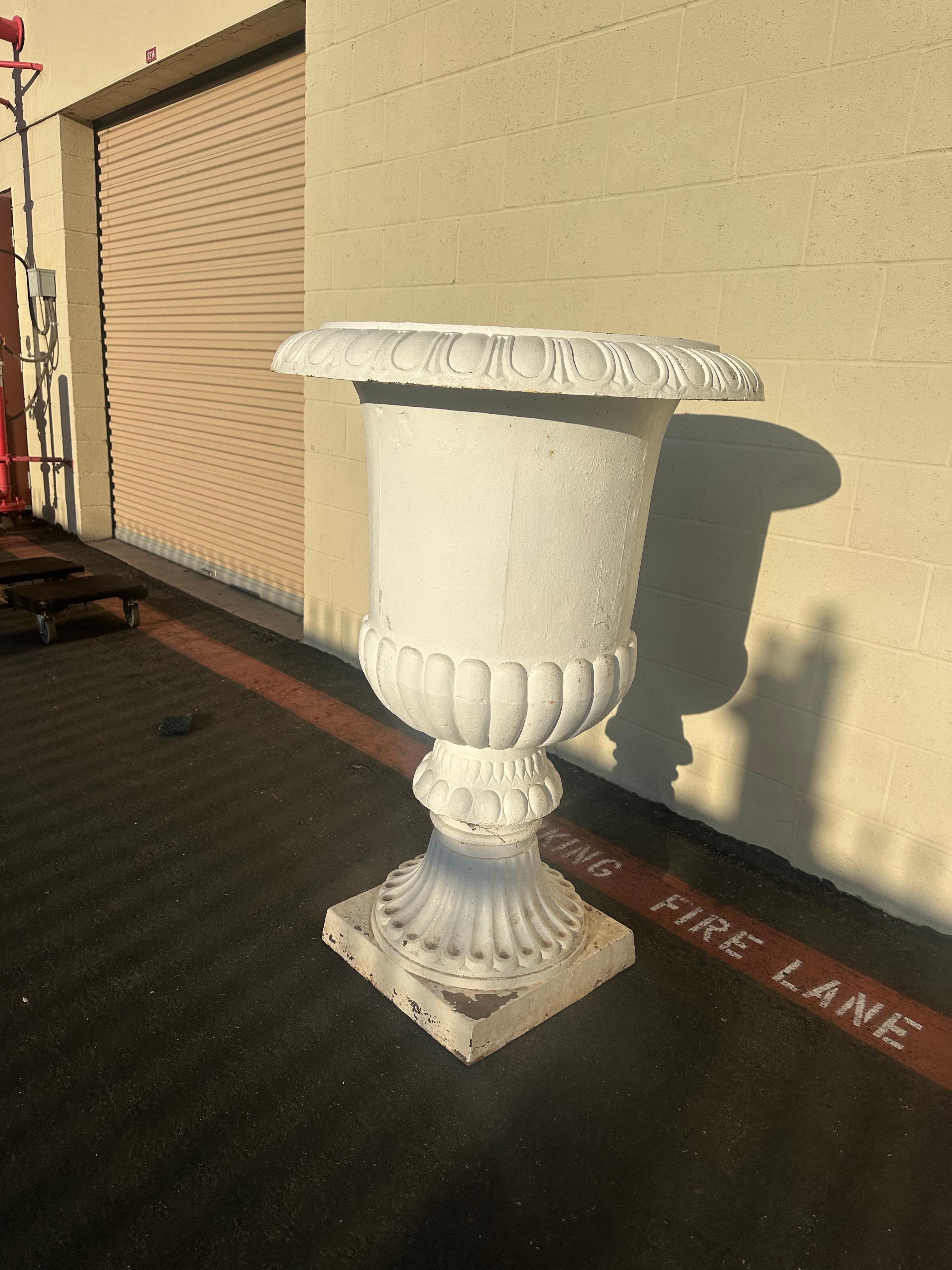 Francese Urna da giardino classica in ghisa d'epoca, circa anni '60 in vendita