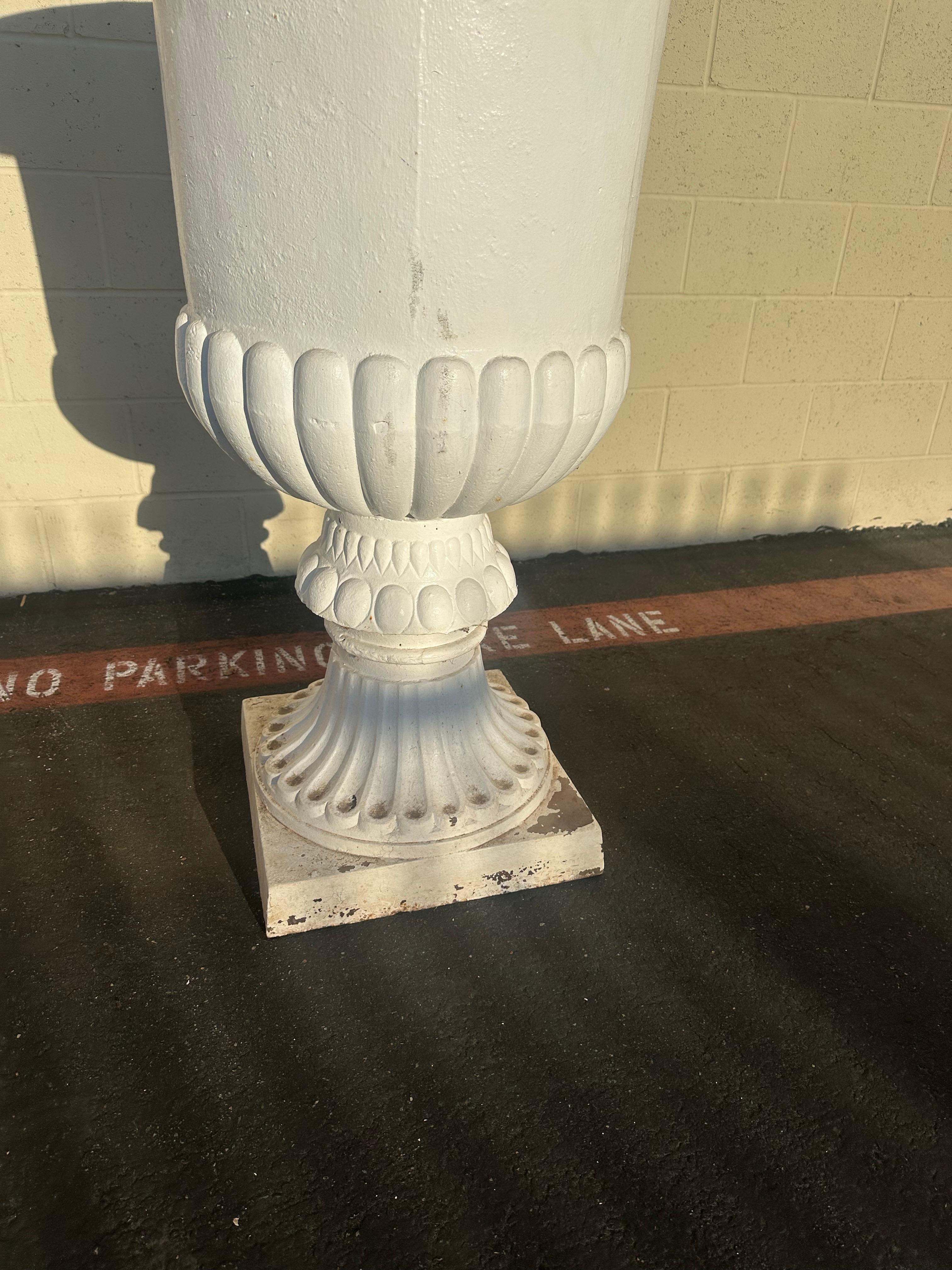 Urna da giardino classica in ghisa d'epoca, circa anni '60 In condizioni buone in vendita a North Hollywood, CA