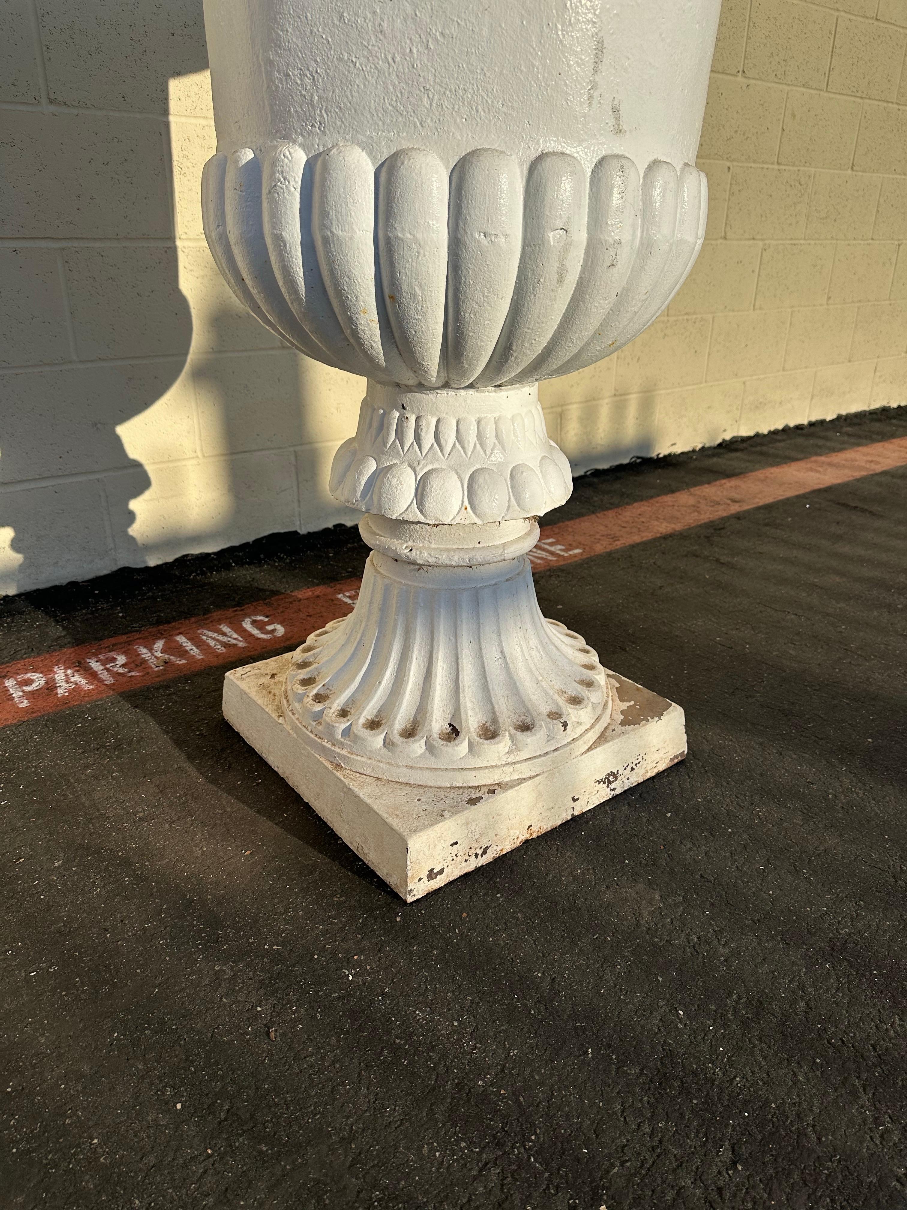 Metà XX secolo Urna da giardino classica in ghisa d'epoca, circa anni '60 in vendita