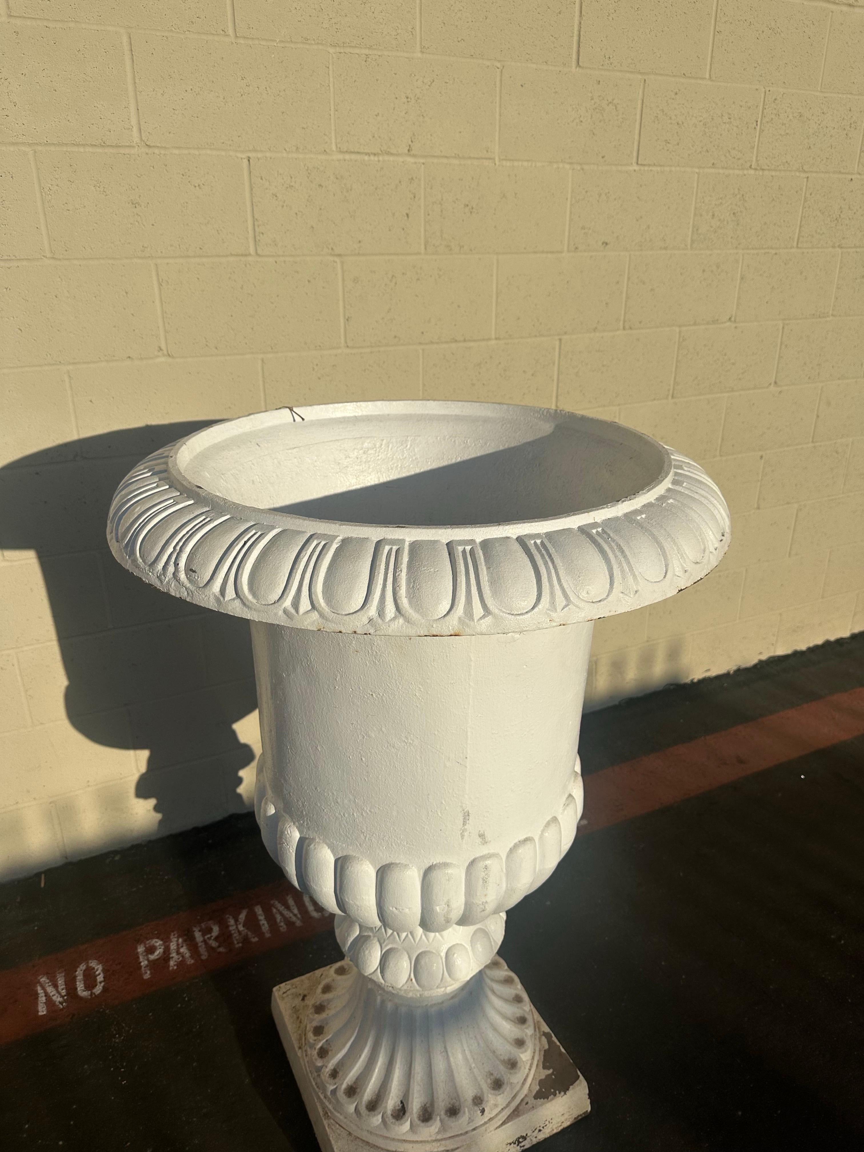 Urna da giardino classica in ghisa d'epoca, circa anni '60 in vendita 1