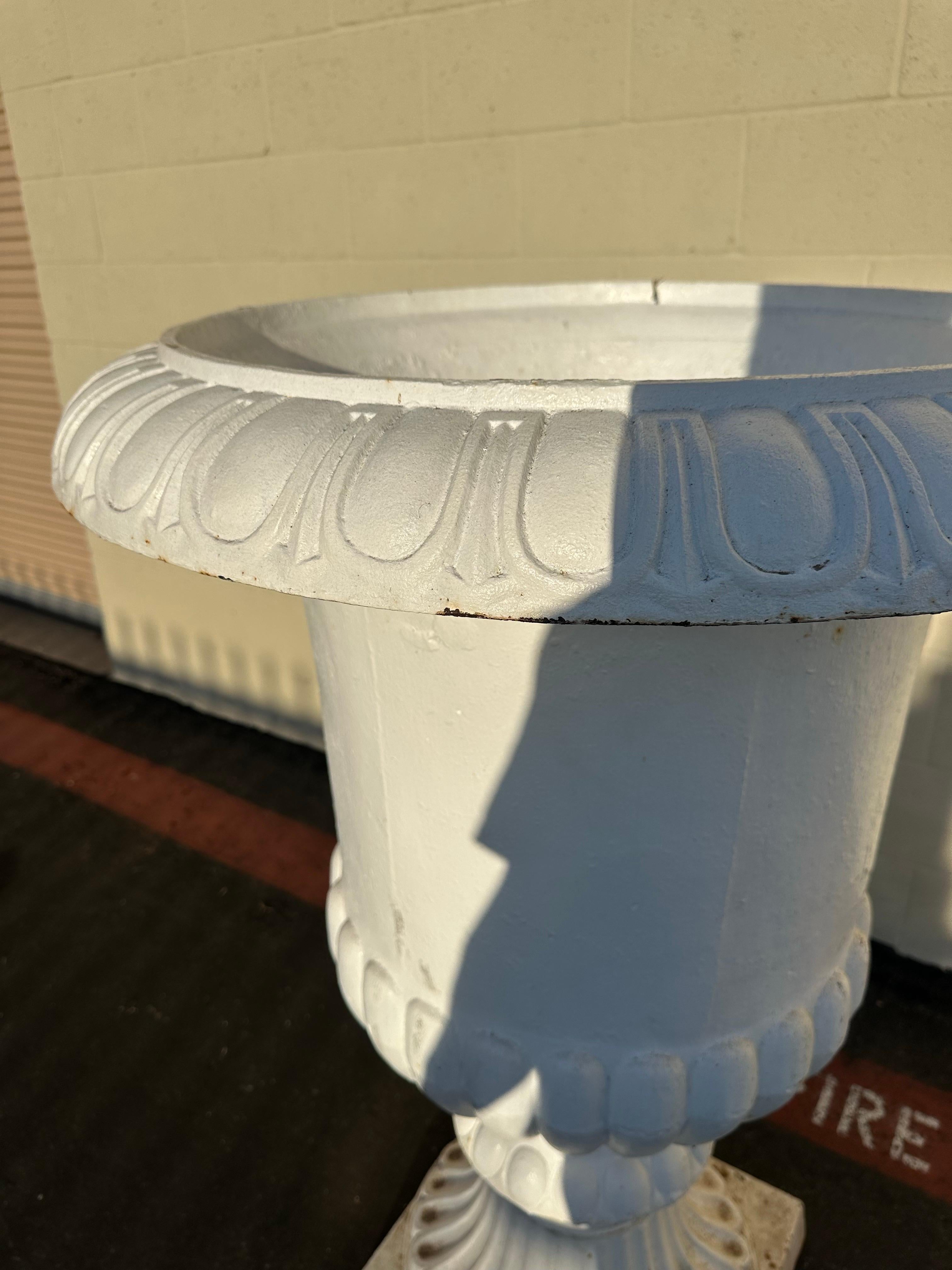 Urna da giardino classica in ghisa d'epoca, circa anni '60 in vendita 2