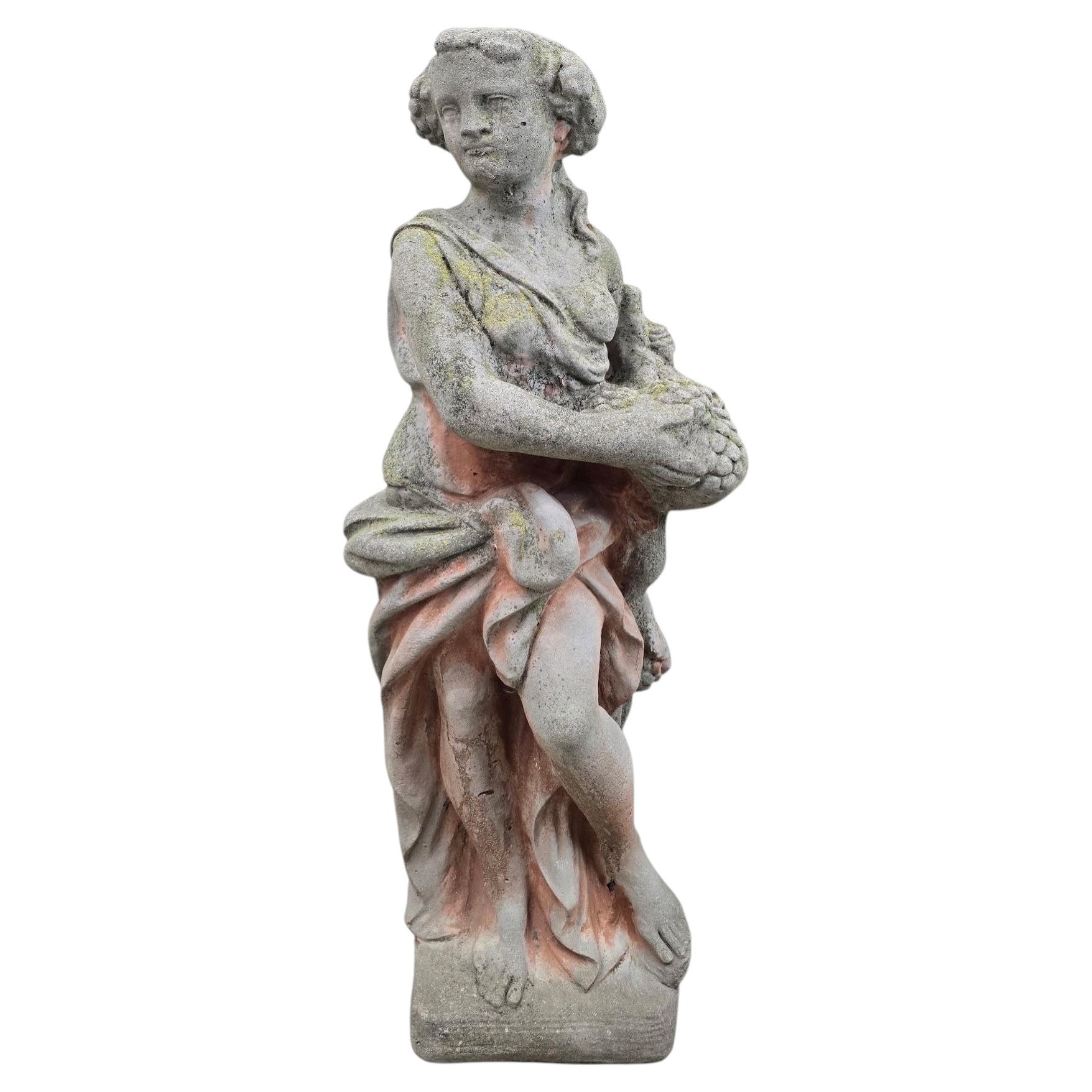 Vintage-Statue einer klassischen Gartenjungfrau im Angebot