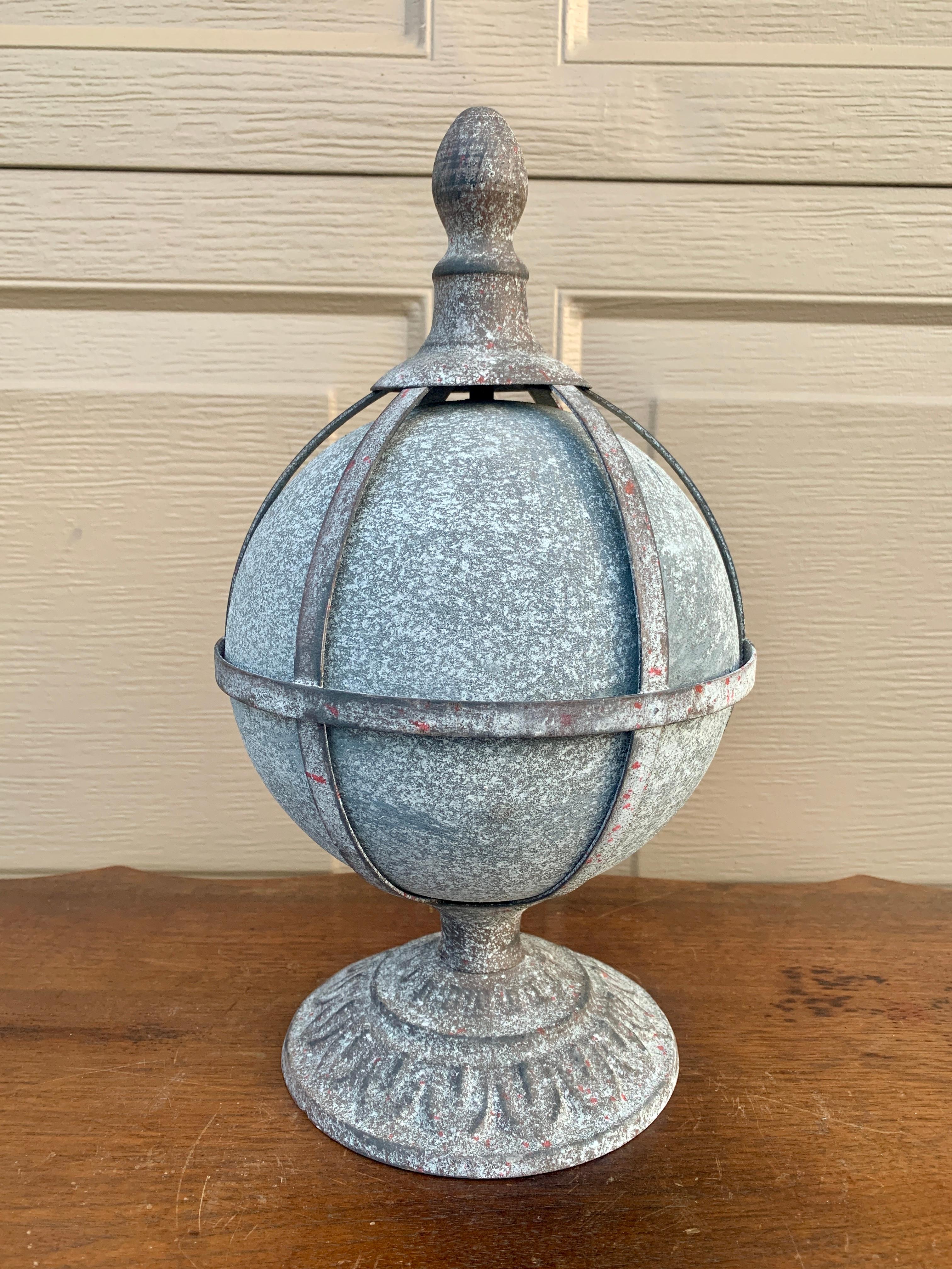 A beautiful vintage metal garden orb finial

USA, Late 20th Century

Measures: 8