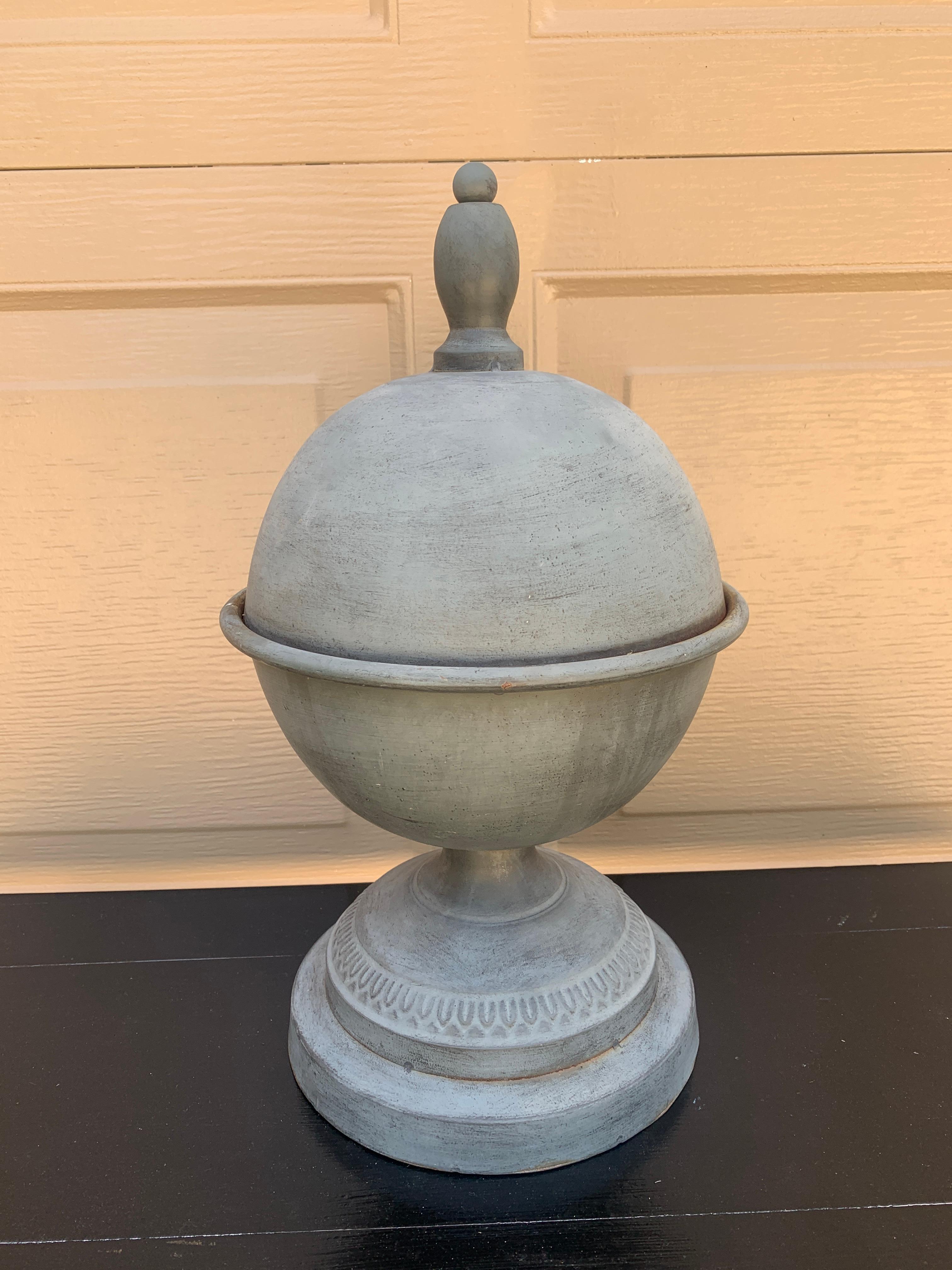 A beautiful vintage metal garden orb finial

USA, Late 20th Century

Measures: 8.5