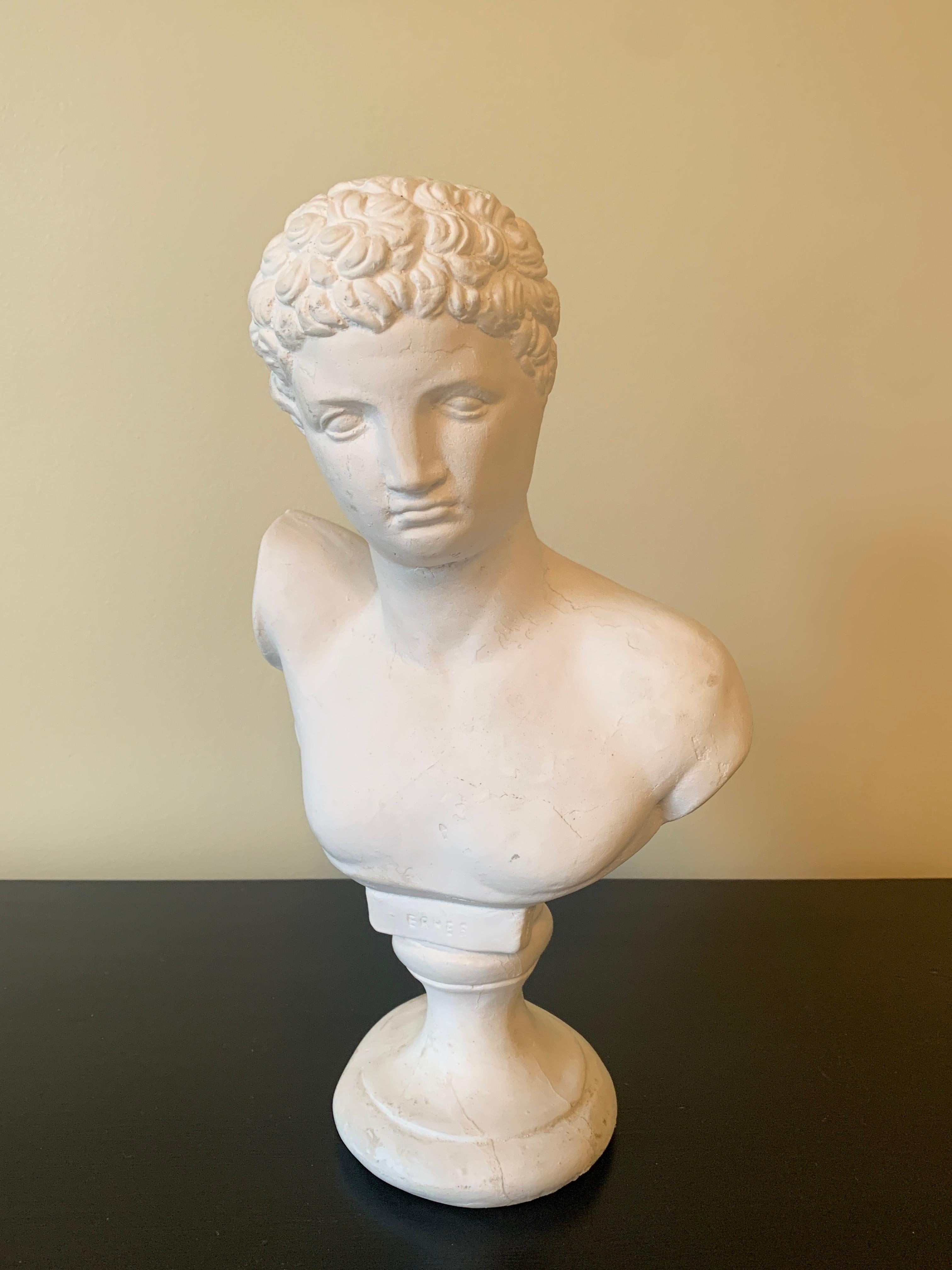 Eine wunderschöne Gipsbüste im neoklassizistischen Grand-Tour-Stil mit männlichem Kopf von Hermes

USA, Ende des 20. Jahrhunderts

Maße: 8 